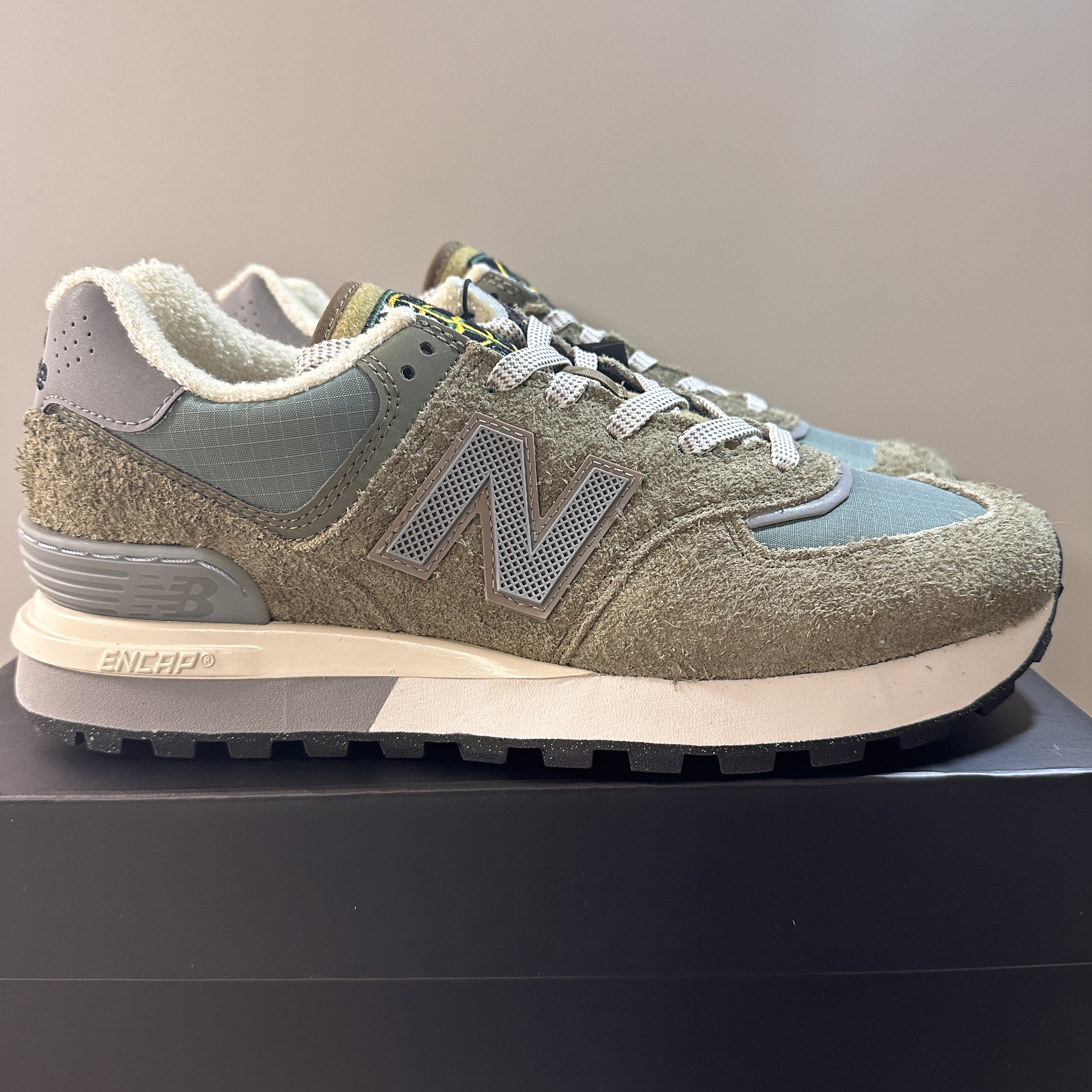 New Balance x Stone Island 574 Legacy Green 착용 스타일 - 1