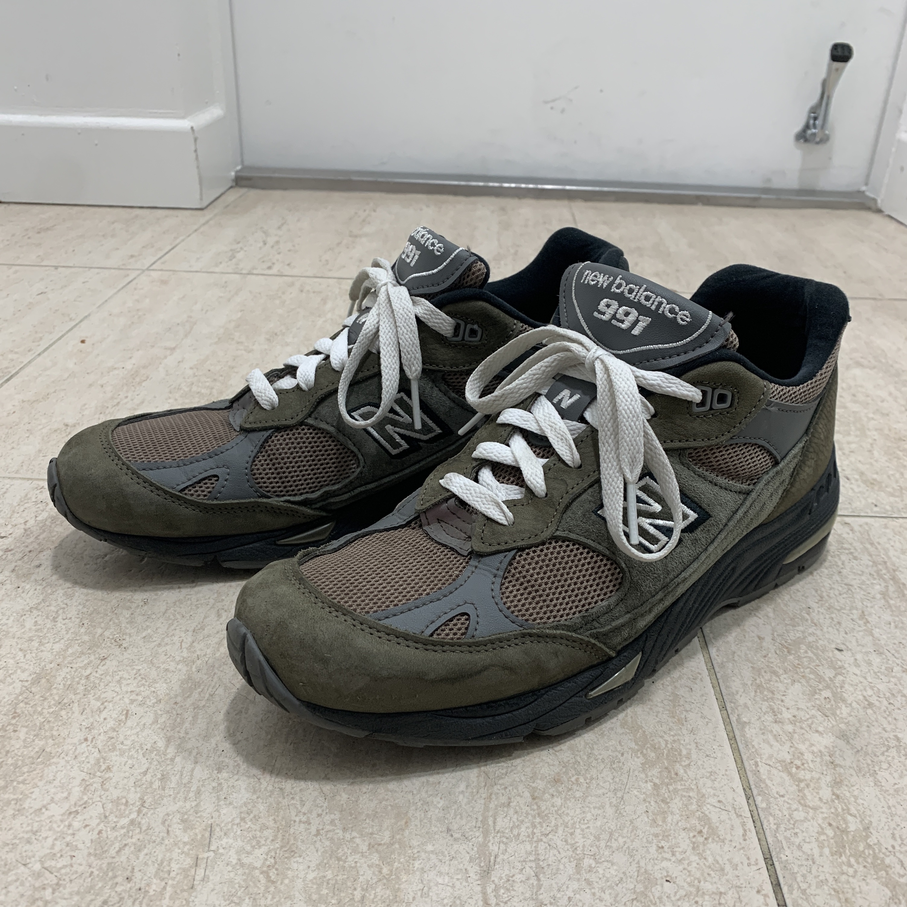 New Balance 991 Made in UK Olive & Tan 착용 스타일 - 1