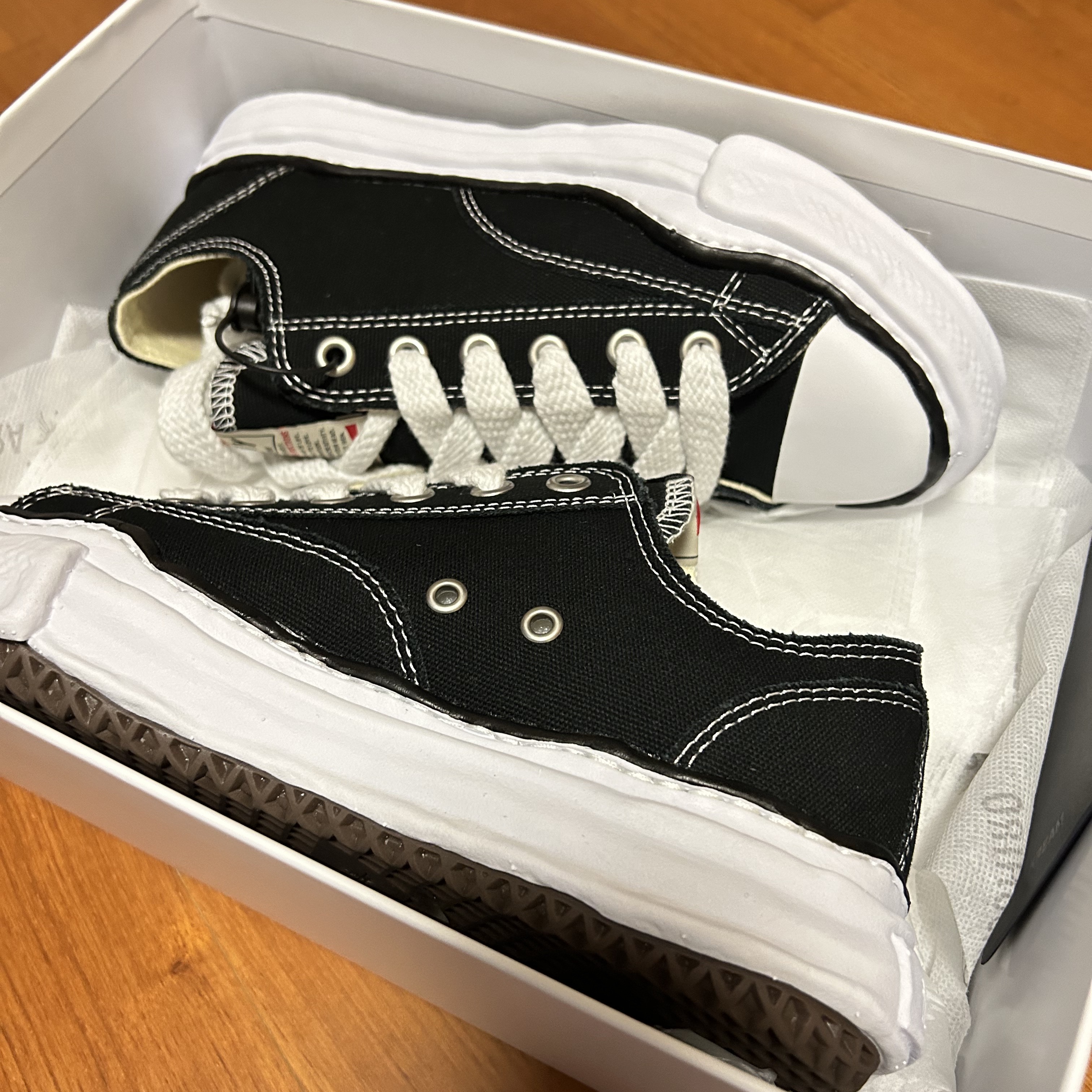Maison Mihara Yasuhiro Peterson OG Sole Canvas Low Sneakers Black 착용 스타일 - 2