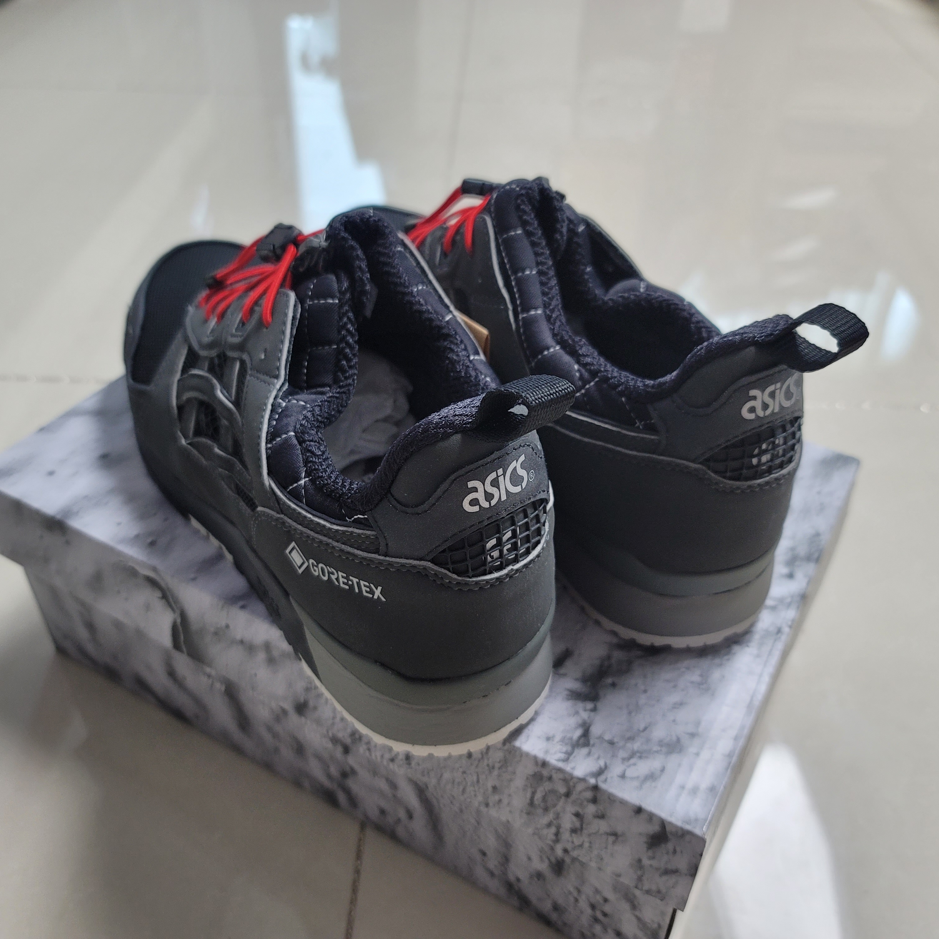 Asics x Bal x Mita Sneakers Gel-Lyte III OG Gore-Tex Gunmetal Black 착용 스타일 - 3