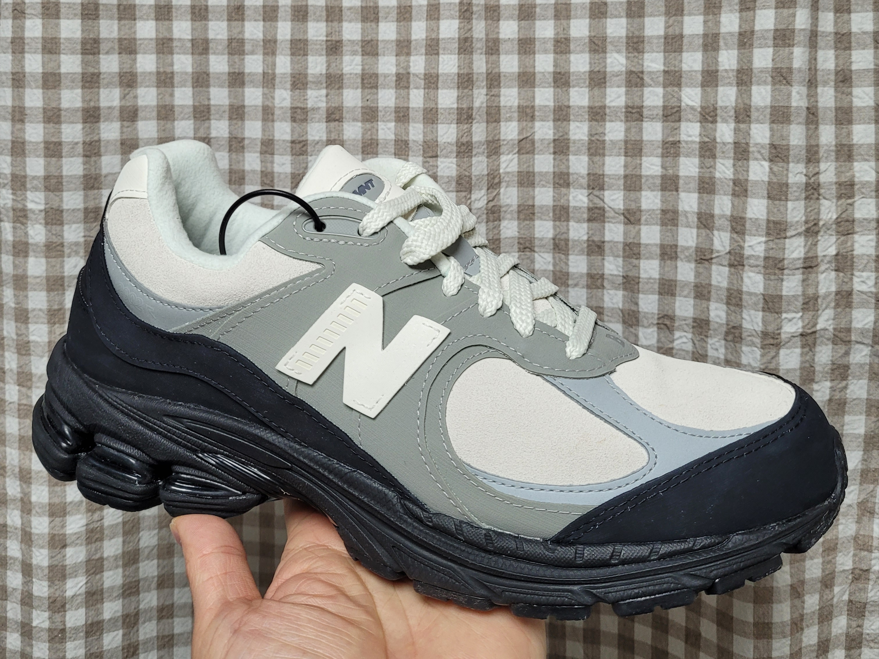 New Balance x The Basement 2002R Stone Grey 착용 스타일 - 1