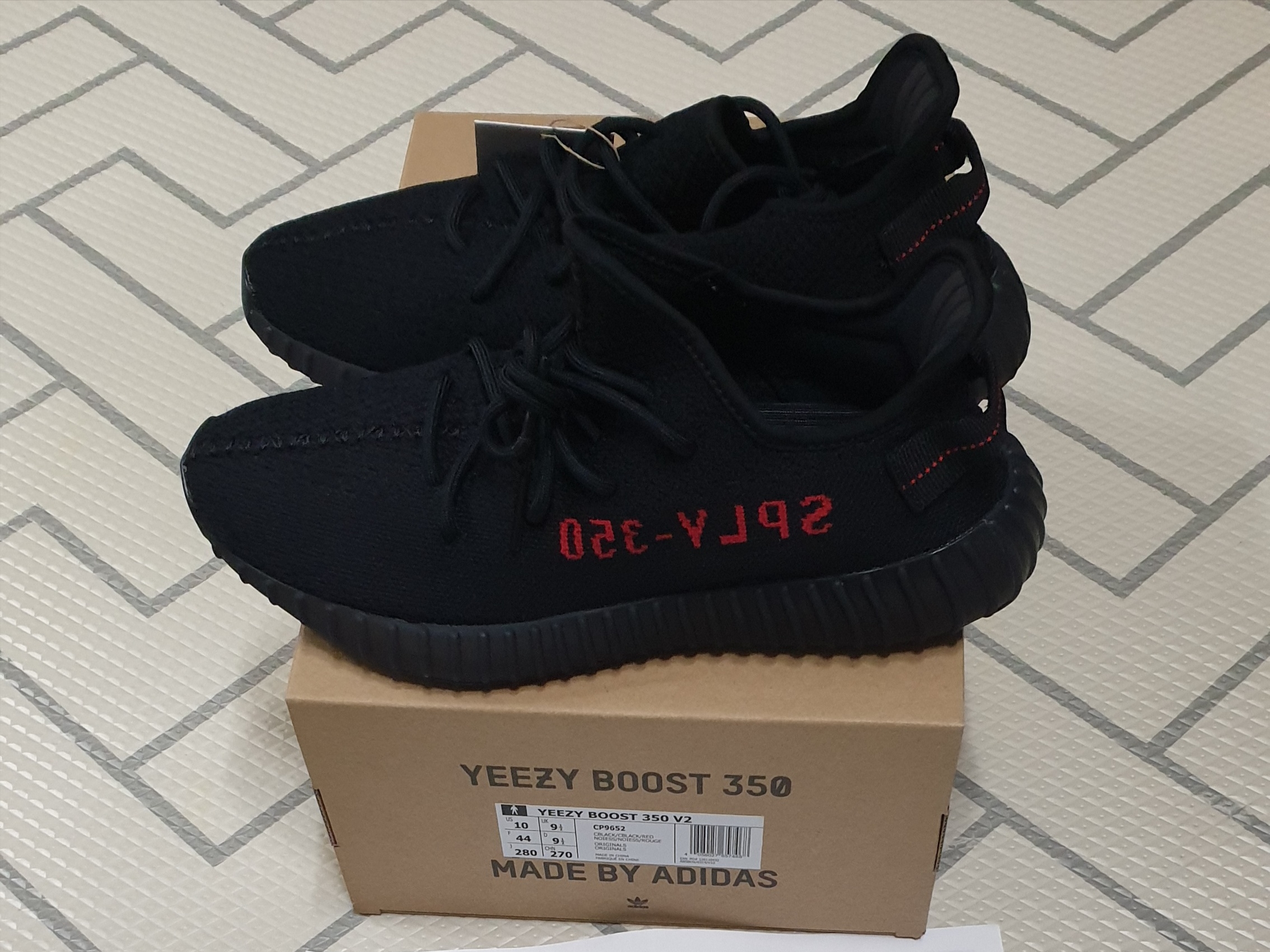 Adidas Yeezy Boost 350 V2 Black Red 2020 착용 스타일