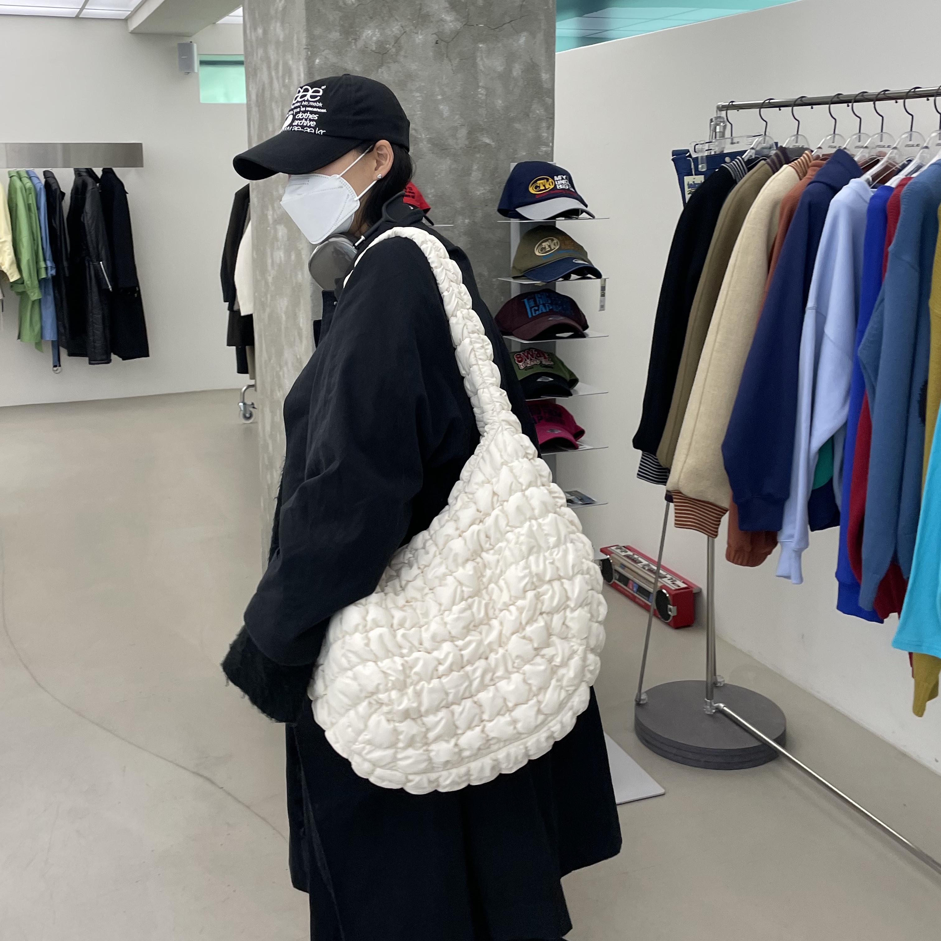 COS Quilted Oversized Shoulder Bag Off White Light Beige, Apple AirPods Max Lightning Space Gray (Korean Ver.) 착용 스타일 - 4