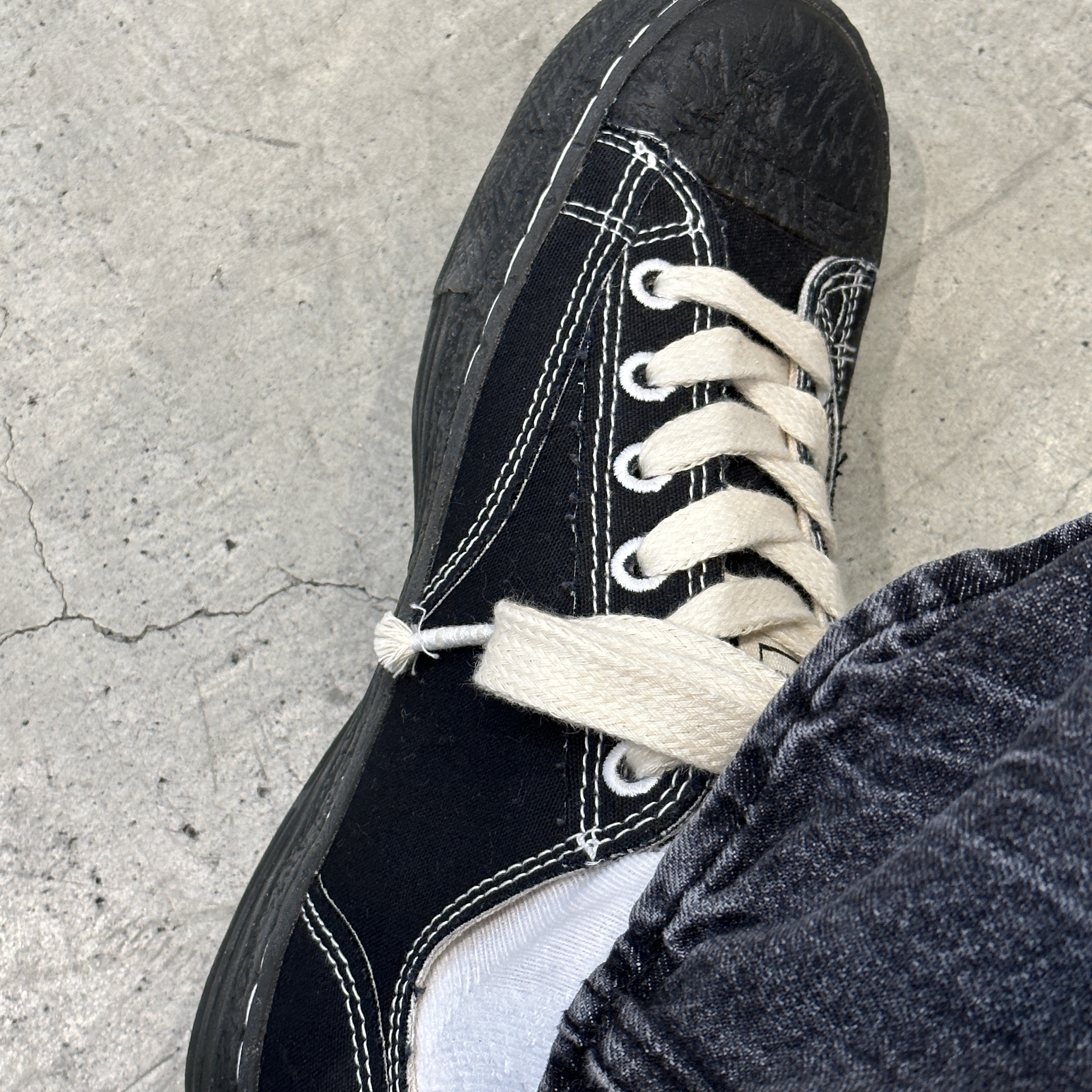 Maison Mihara Yasuhiro General Scale Past Sole 6-Hole Low-top Sneakers Black 착용 스타일 - 2