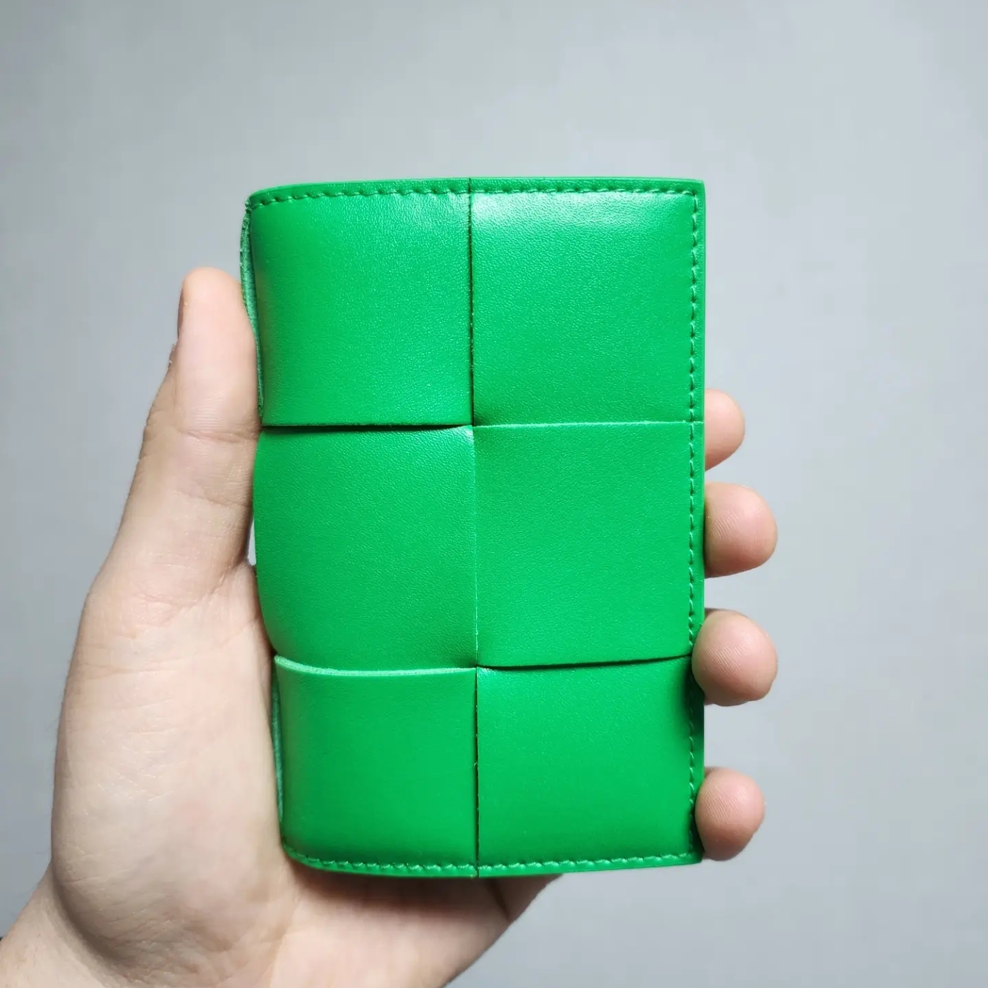 Bottega Veneta Flap Card Case Parakeet 착용 스타일 - 3