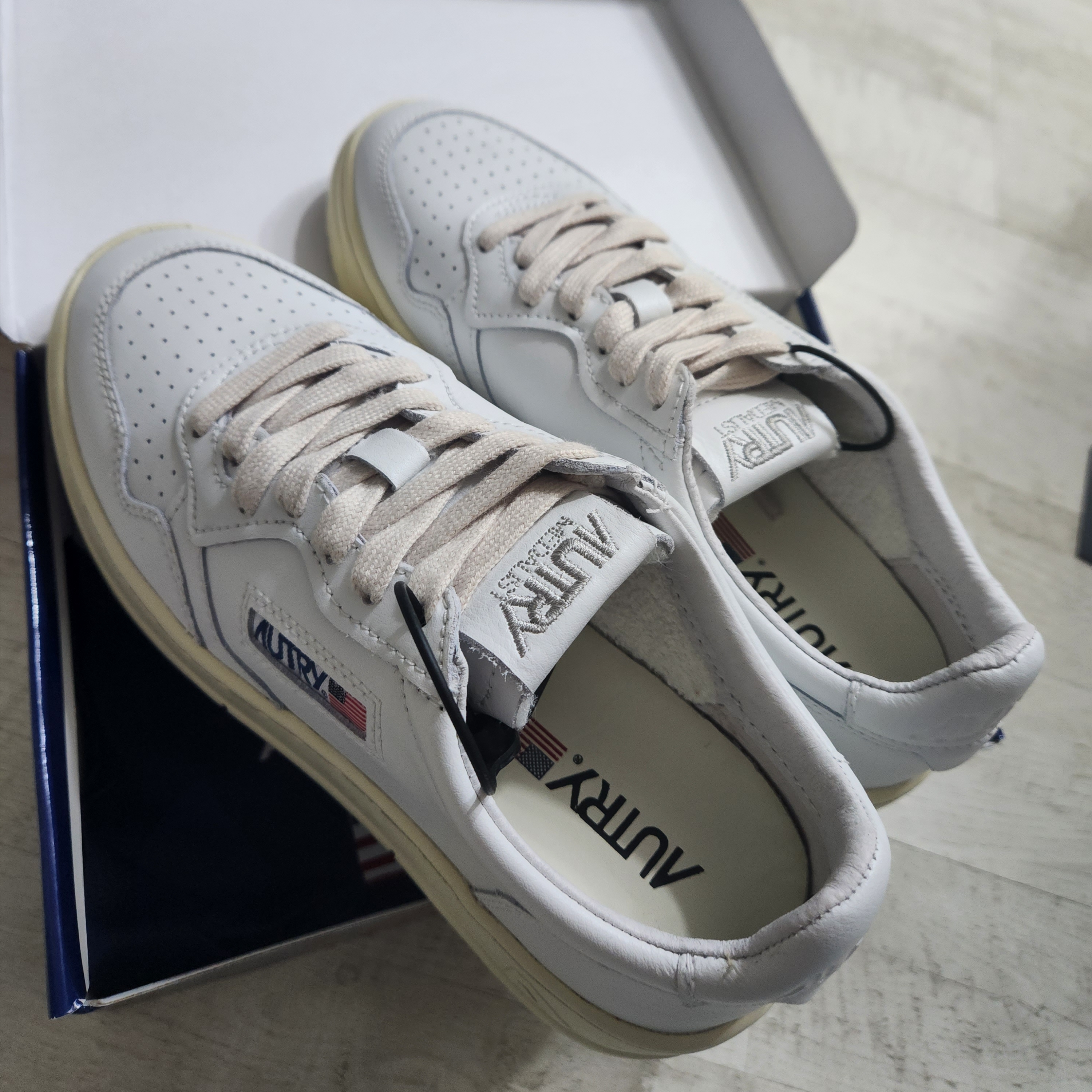 (W) Autry Medalist Low Leather Sneakers White 착용 스타일