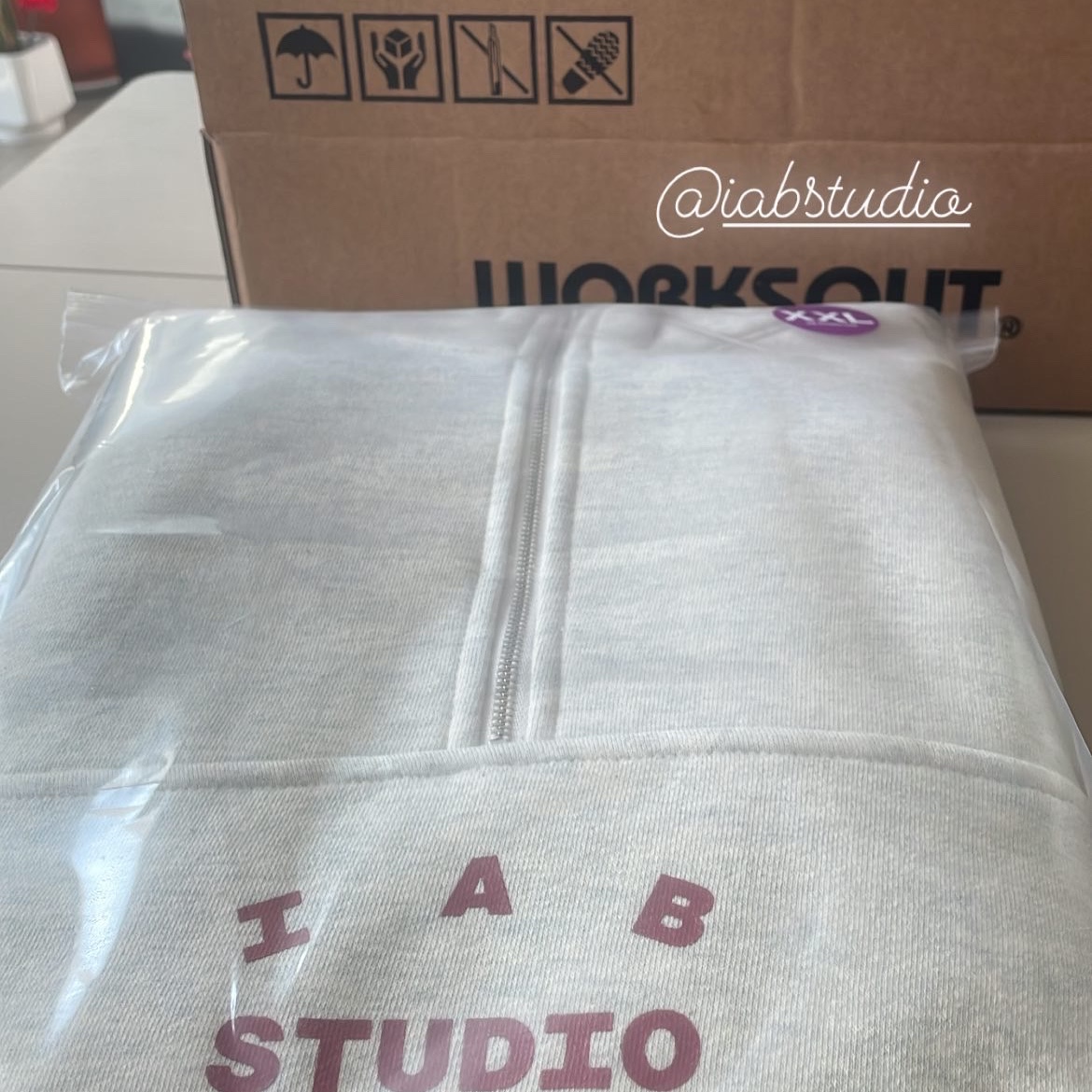 IAB Studio Half Zip-Up Oatmeal Burgundy 착용 스타일 - 2