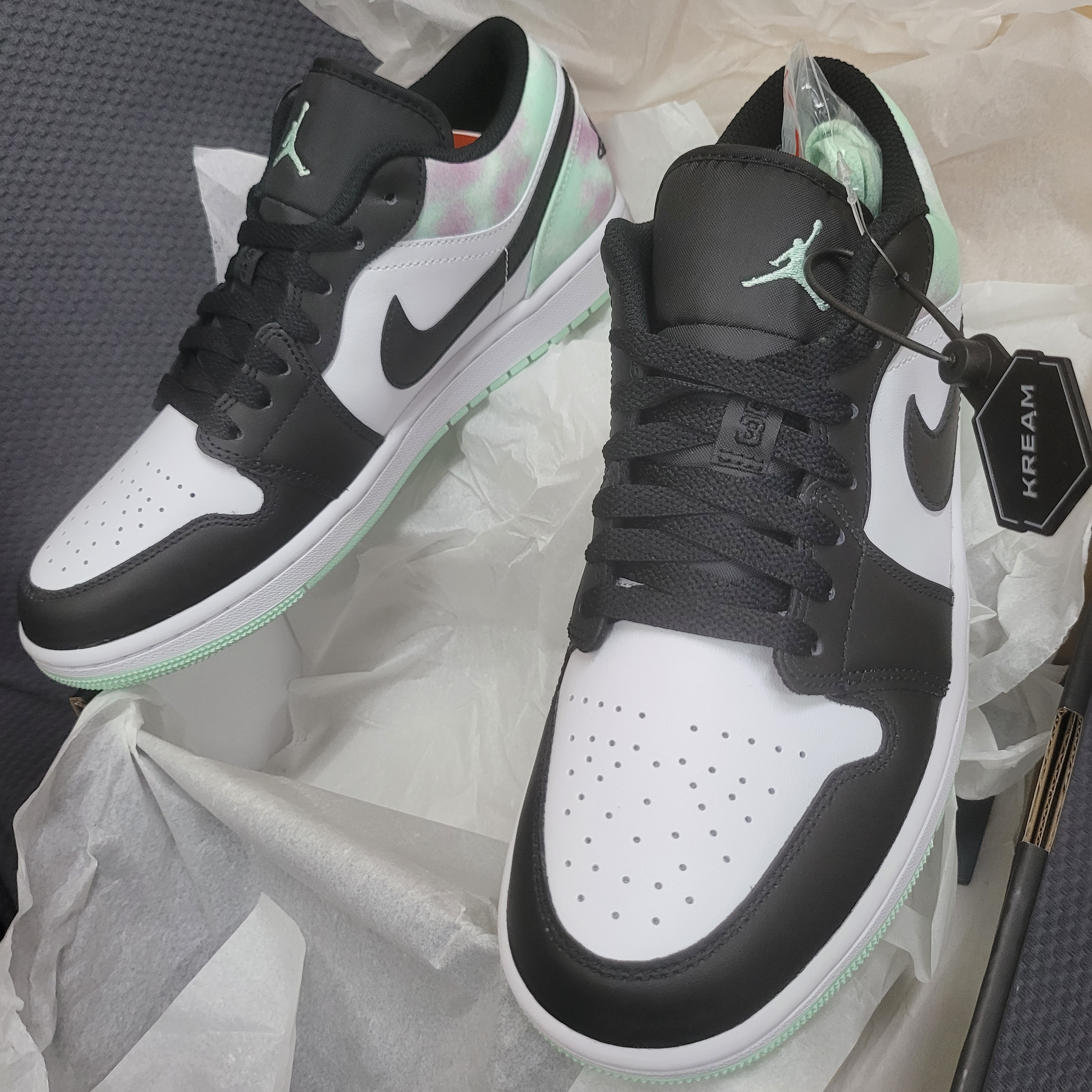 Jordan 1 Low SE White Black Tie-Dye 착용 스타일 - 2