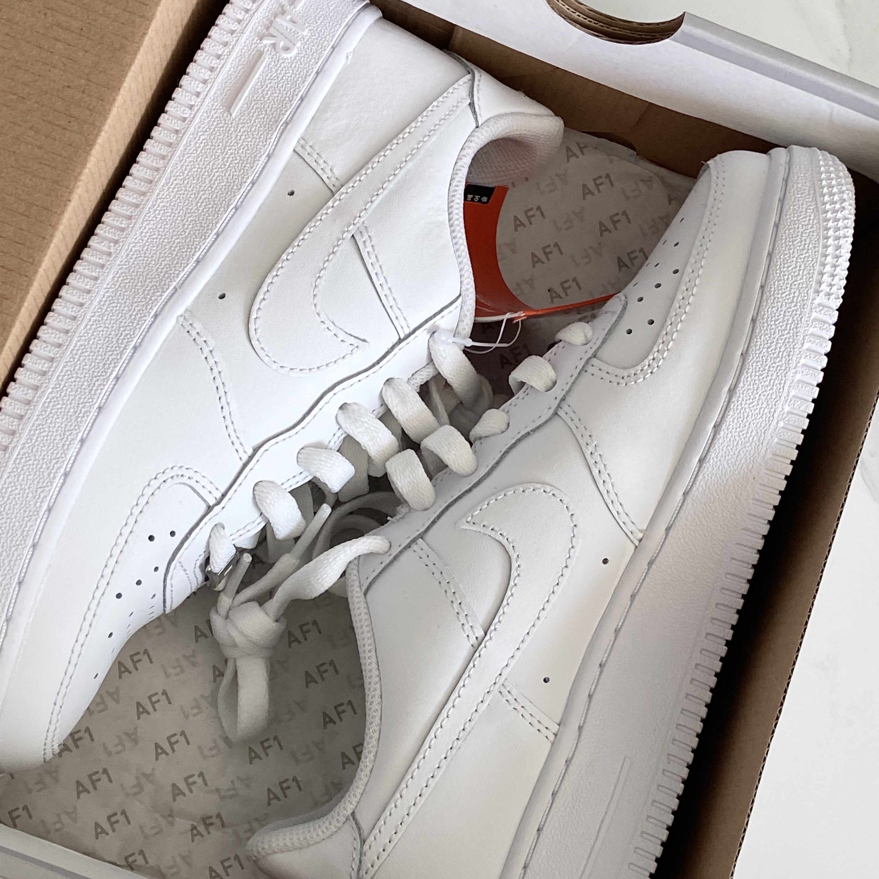 (GS) Nike Air Force 1 LE White 착용 스타일 - 1
