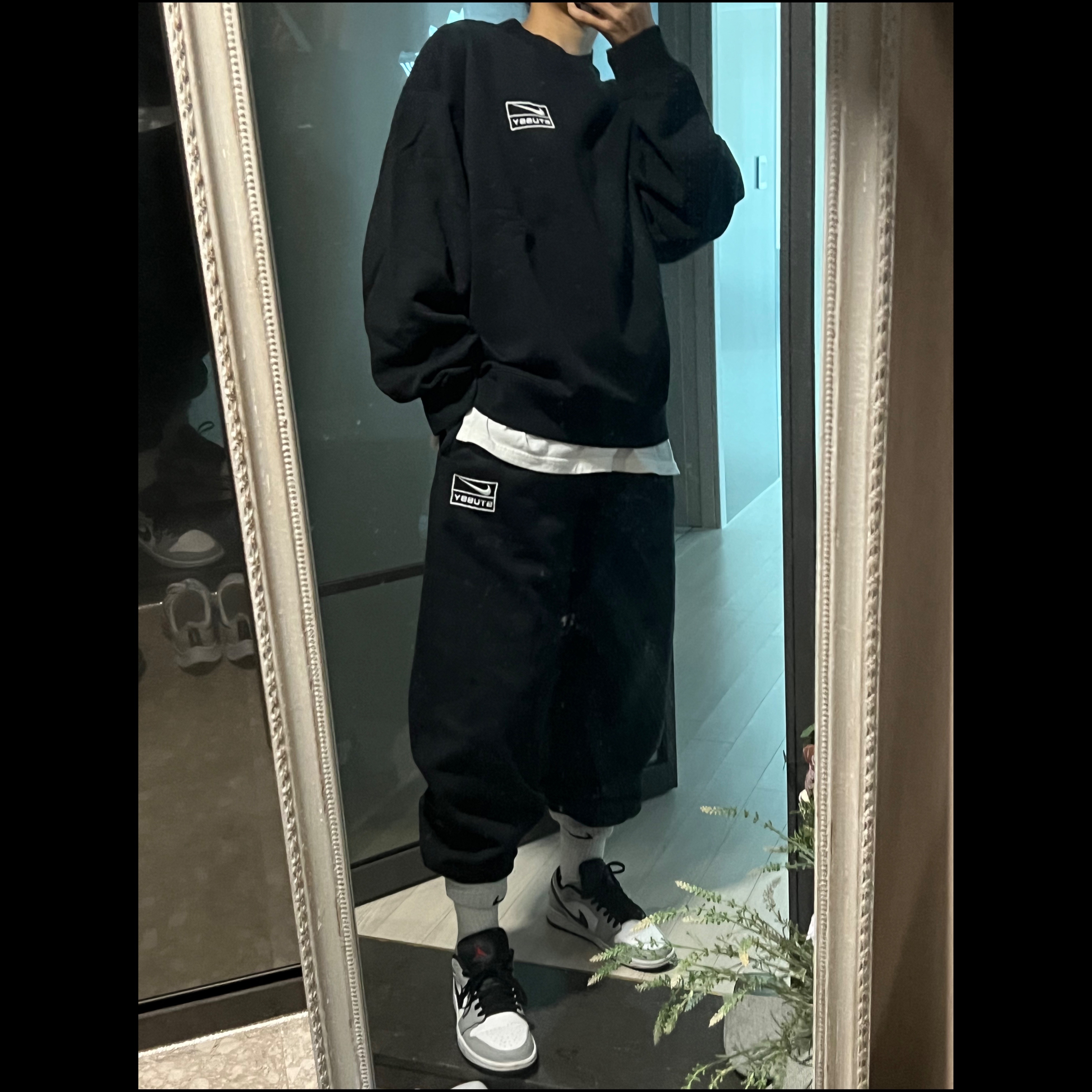 Nike x Stussy NRG Washed Fleece Crewneck Black (DO5310-010), Nike x Stussy NRG Washed Fleece Pants Black (DO5296-010) 착용 스타일