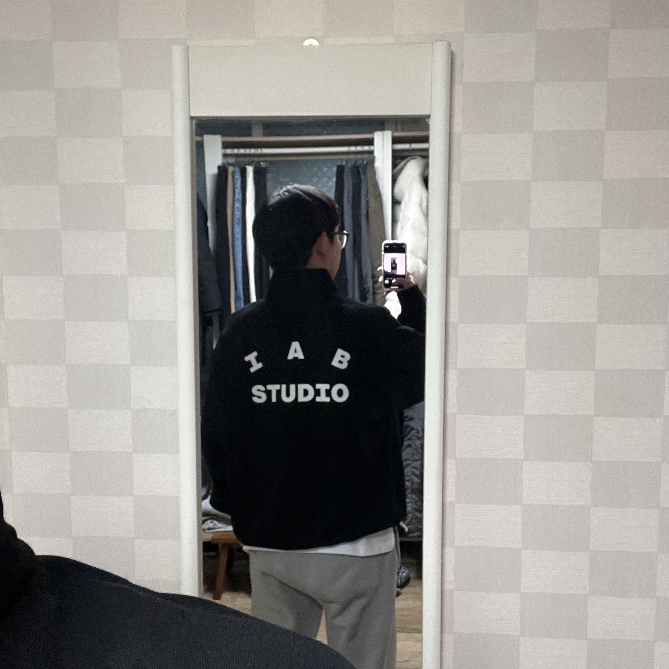 IAB Studio Half Zip-Up Black White 착용 스타일 - 2