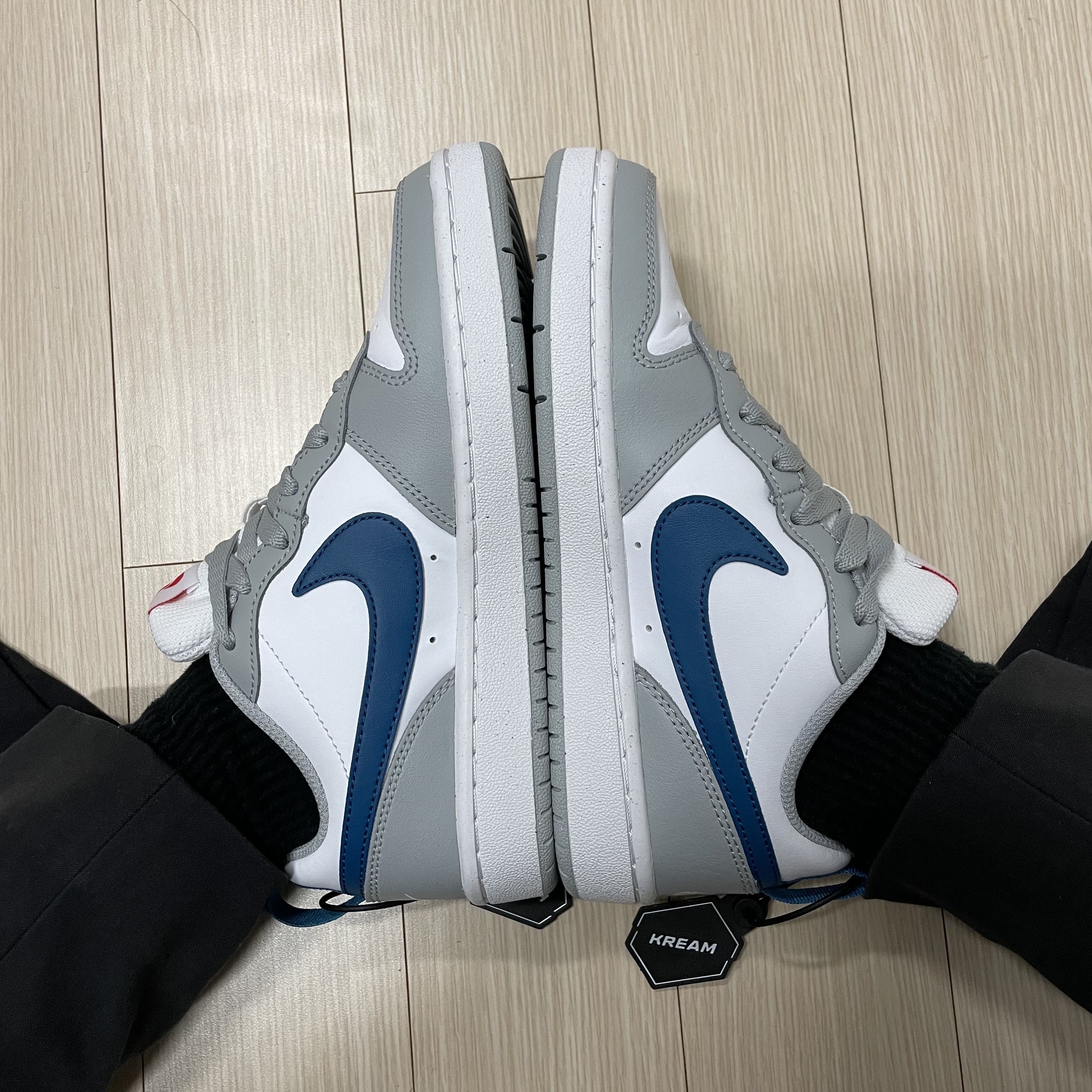 (GS) Nike Court Borough Low 2 Light Smoke Grey 착용 스타일 - 2