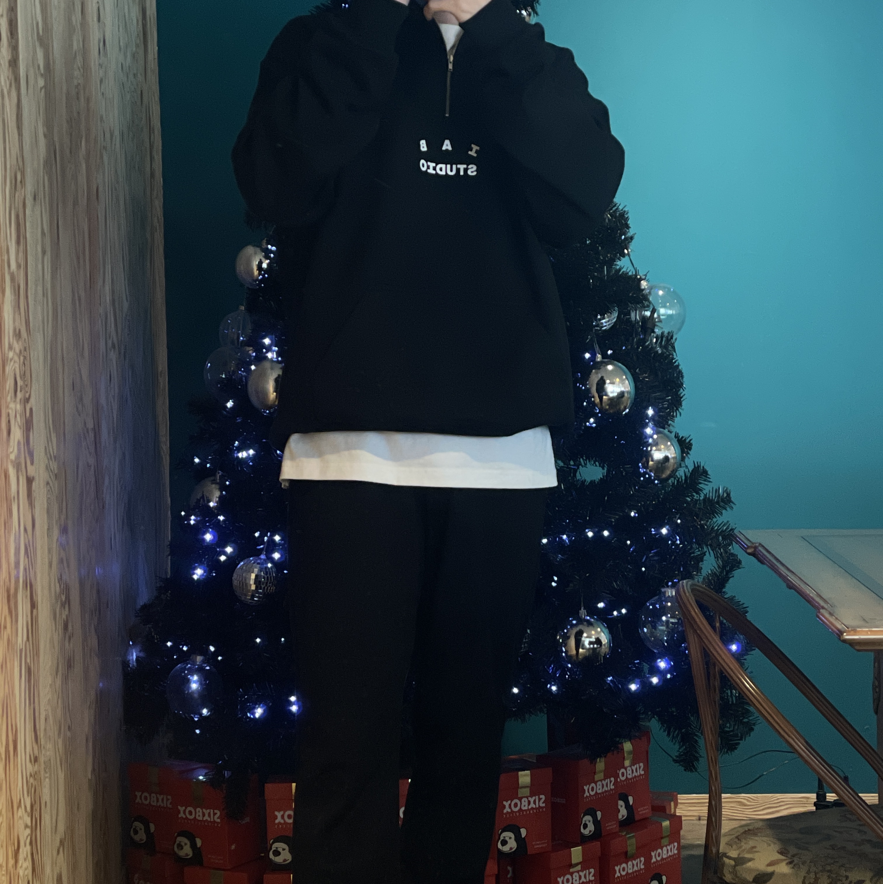 IAB Studio Half Zip-Up Black White 착용 스타일
