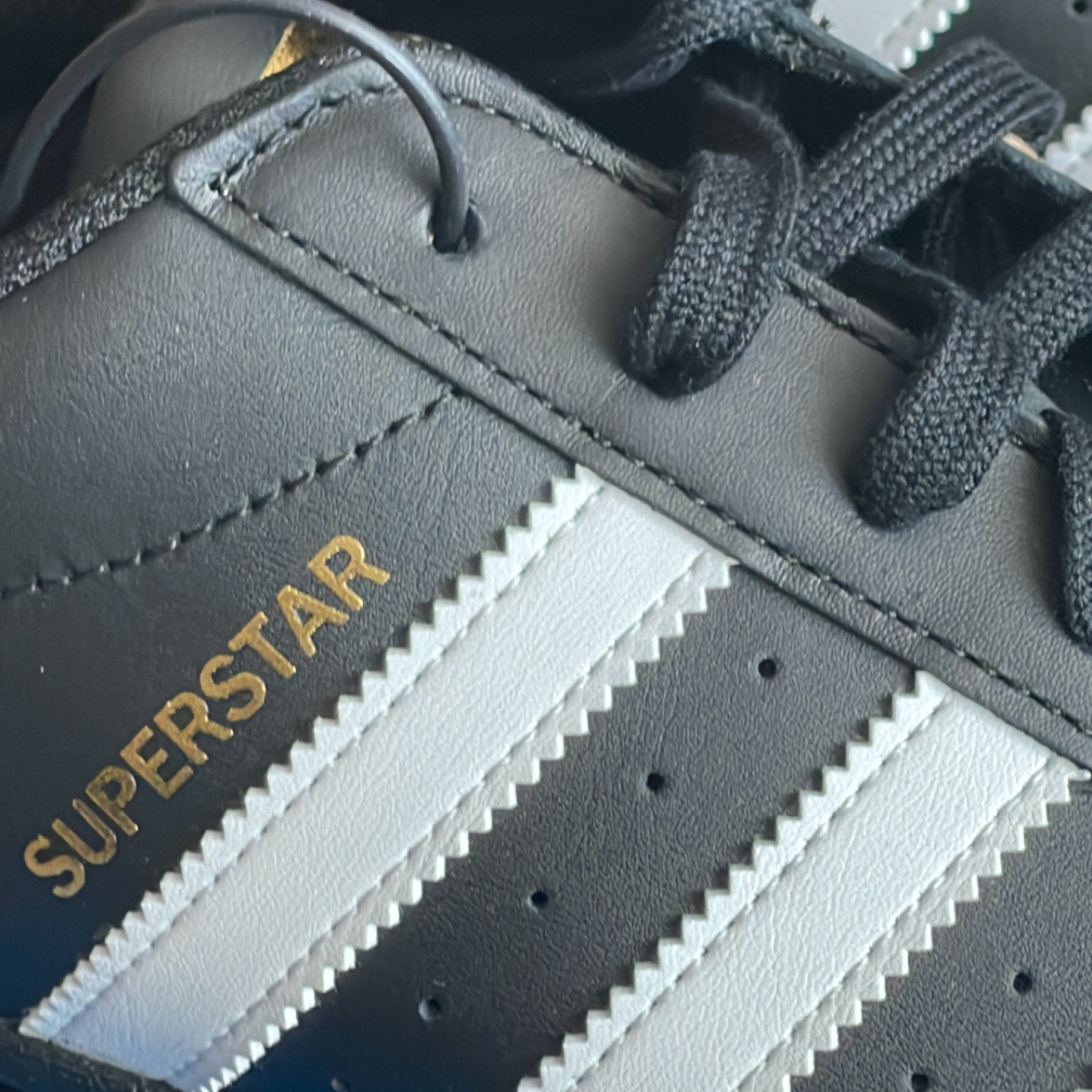 Adidas Superstar Core Black White 착용 스타일