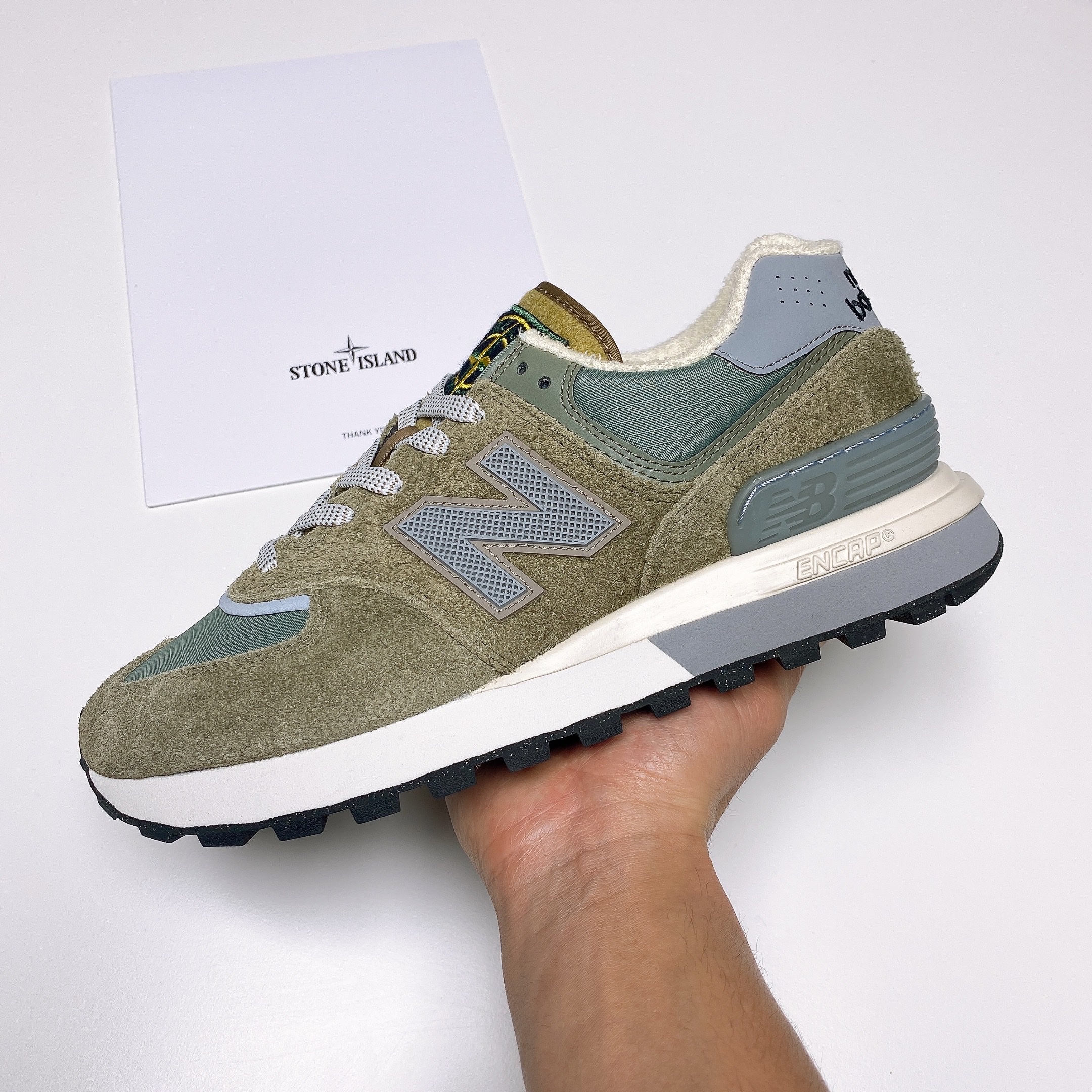 New Balance x Stone Island 574 Legacy Green 착용 스타일 - 1