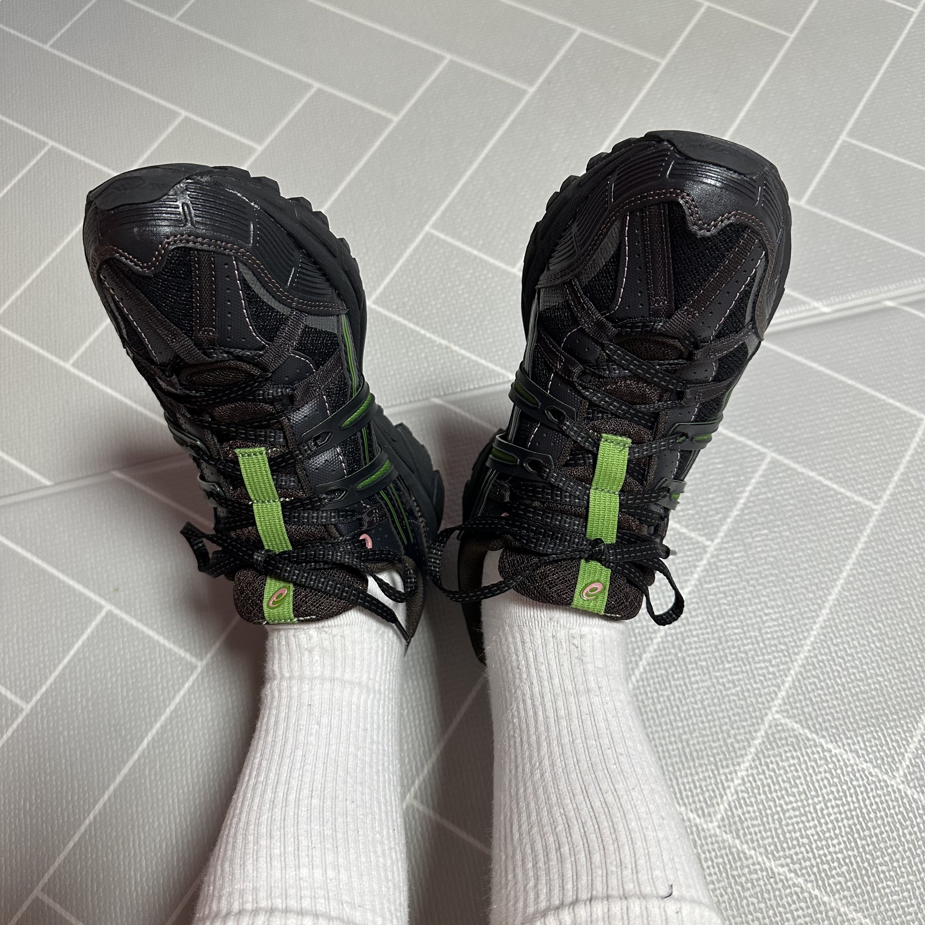 Asics x Andersson Bell Gel-Sonoma 15-50 Black Green 착용 스타일