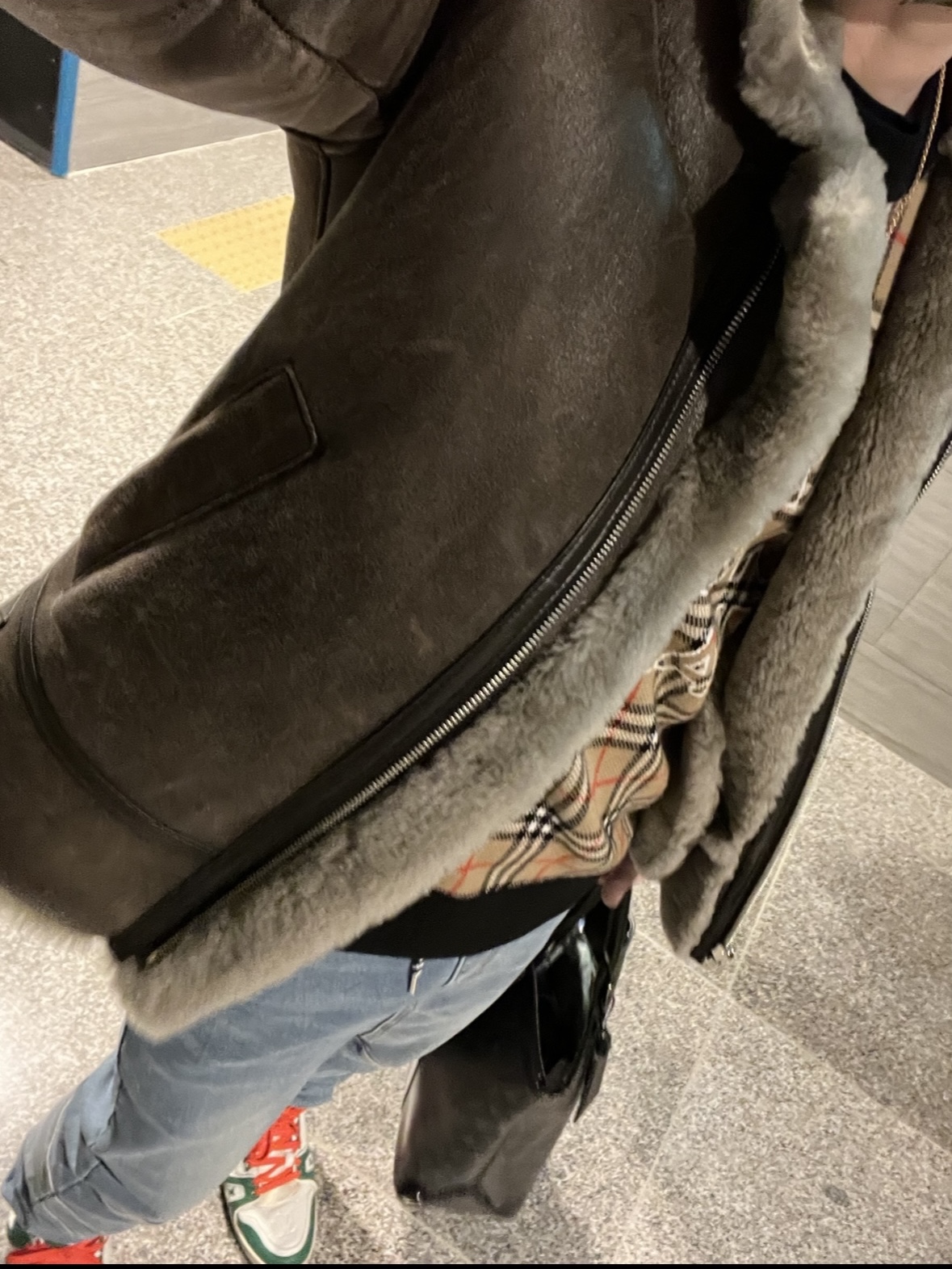 Louis Vuitton LV Trainer Maxi Sneakers Green, Louis Vuitton Vertical Tote Black 착용 스타일