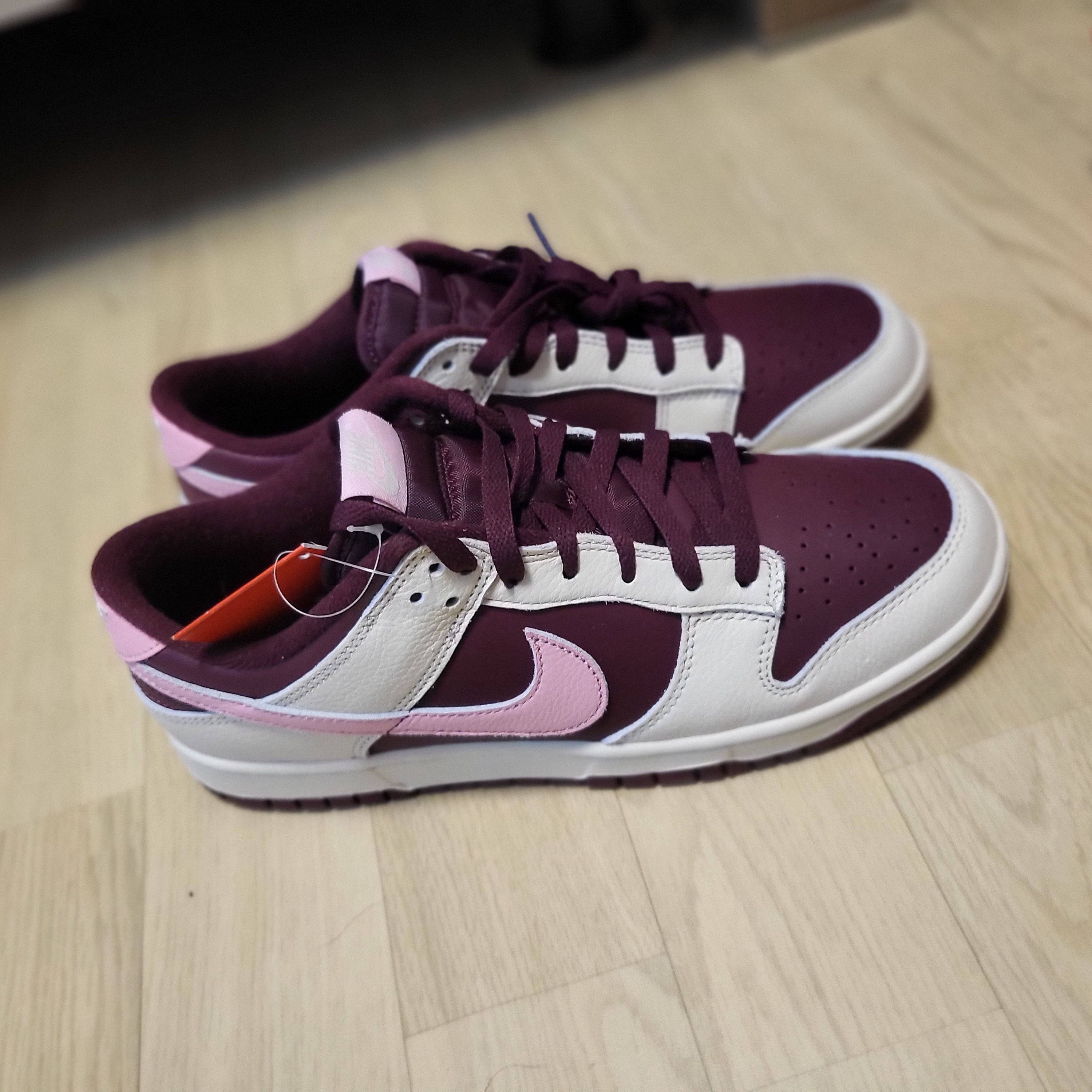 NIke Dunk Low Retro Night Maroon and Medium Soft Pink 착용 스타일 - 3