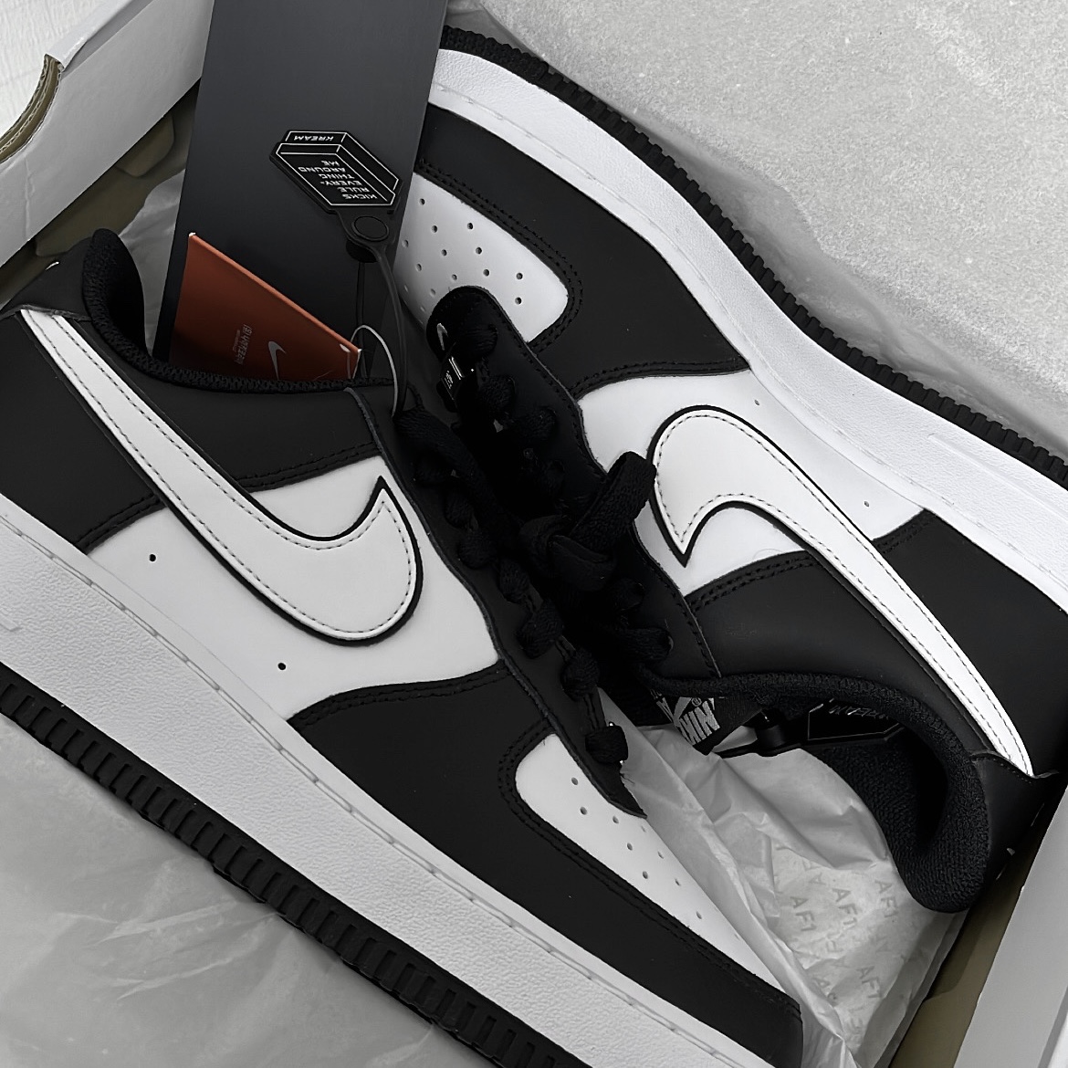 Nike Air Force 1 '07 Black White 착용 스타일 - 2