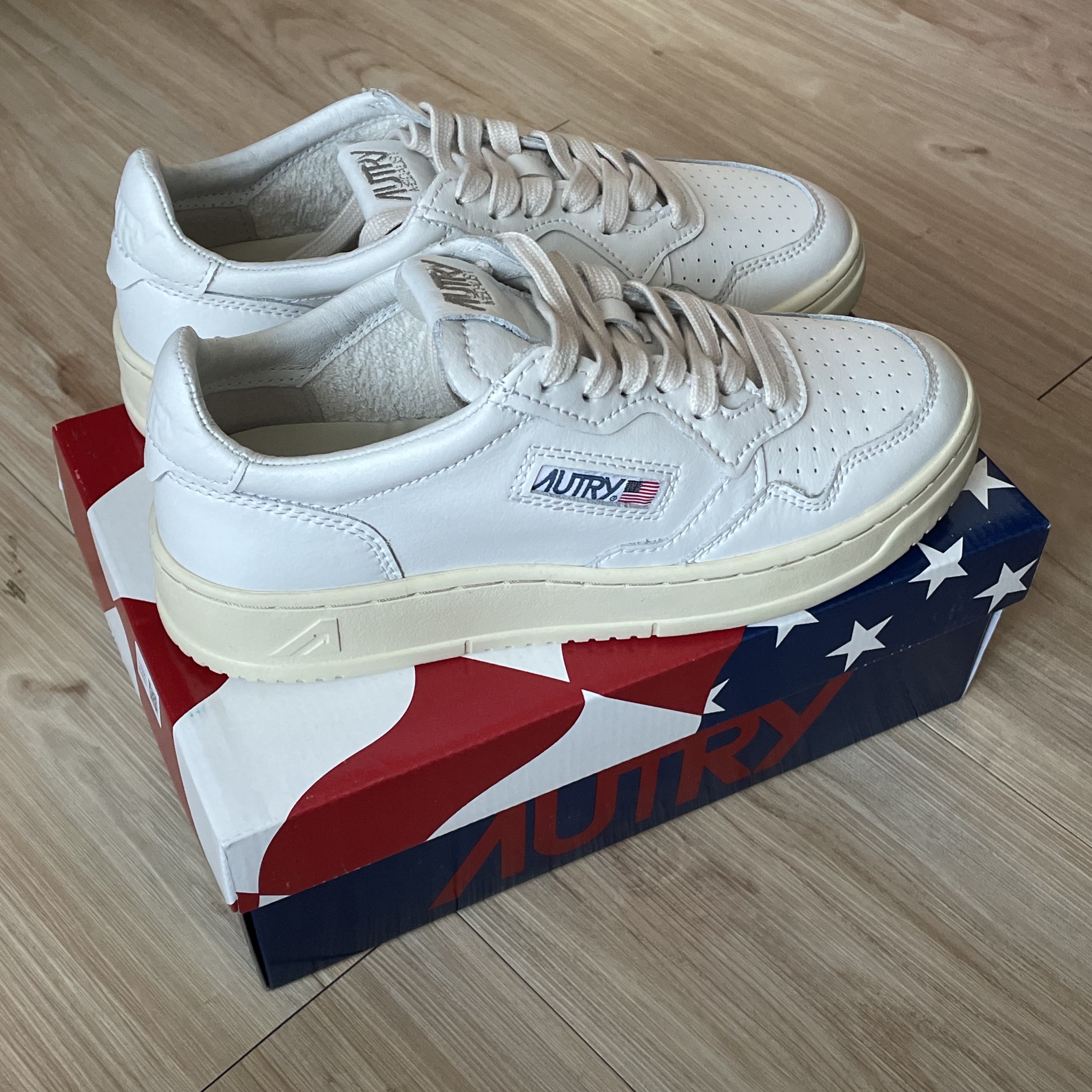 (W) Autry Medalist Low Leather Sneakers White 착용 스타일