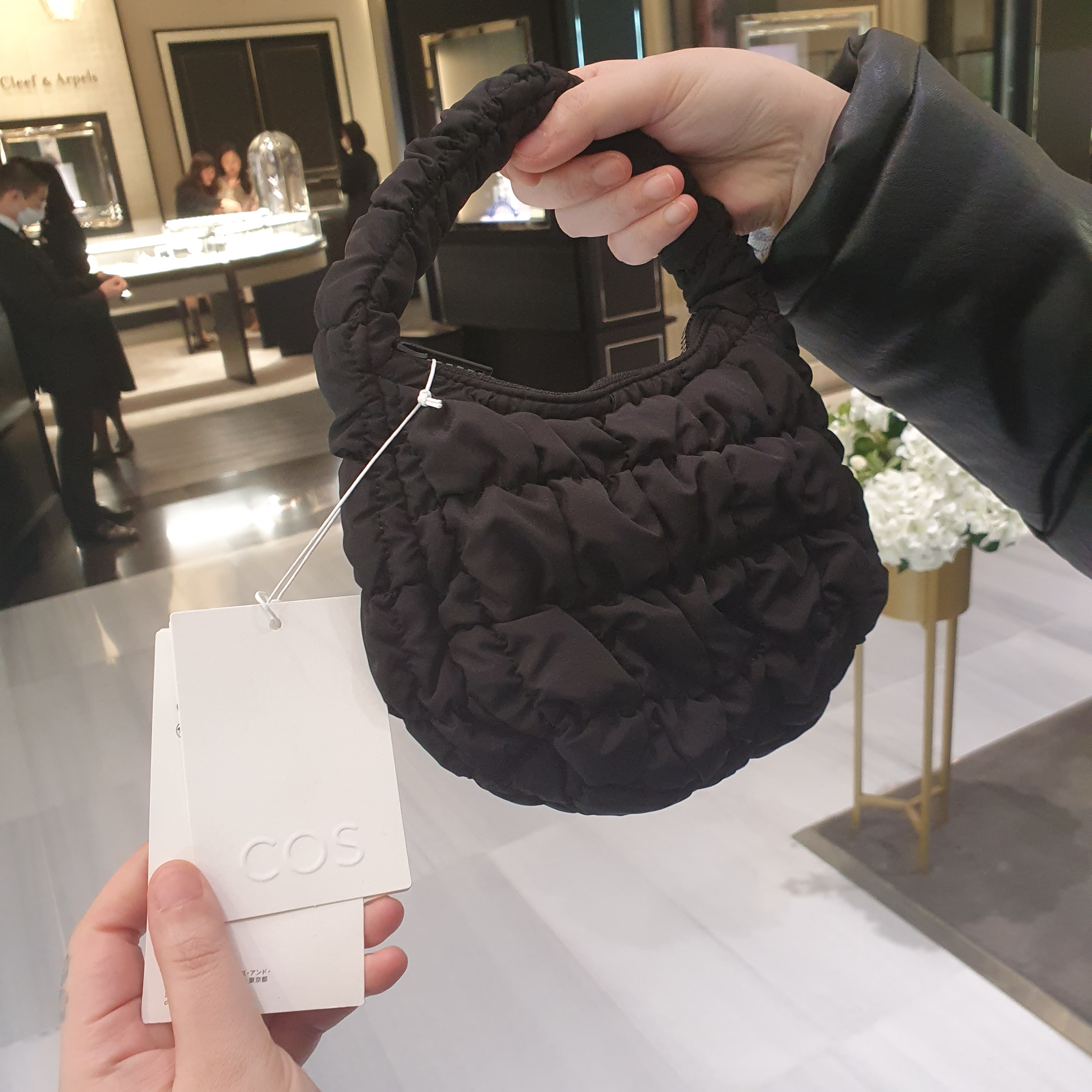 COS Quilted Micro Bag Black 착용 스타일