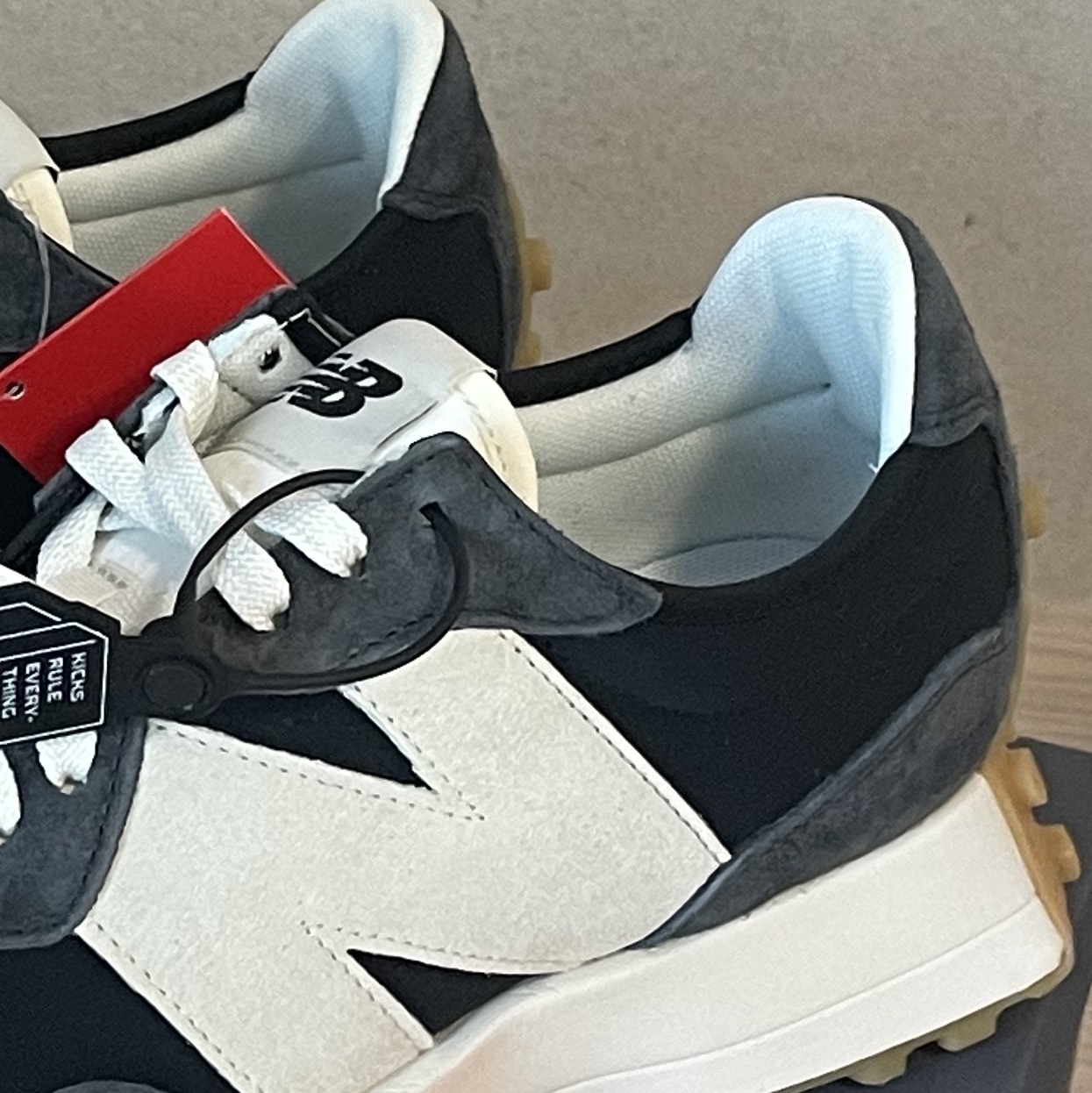 New Balance 327 Clean Vintage Black 착용 스타일