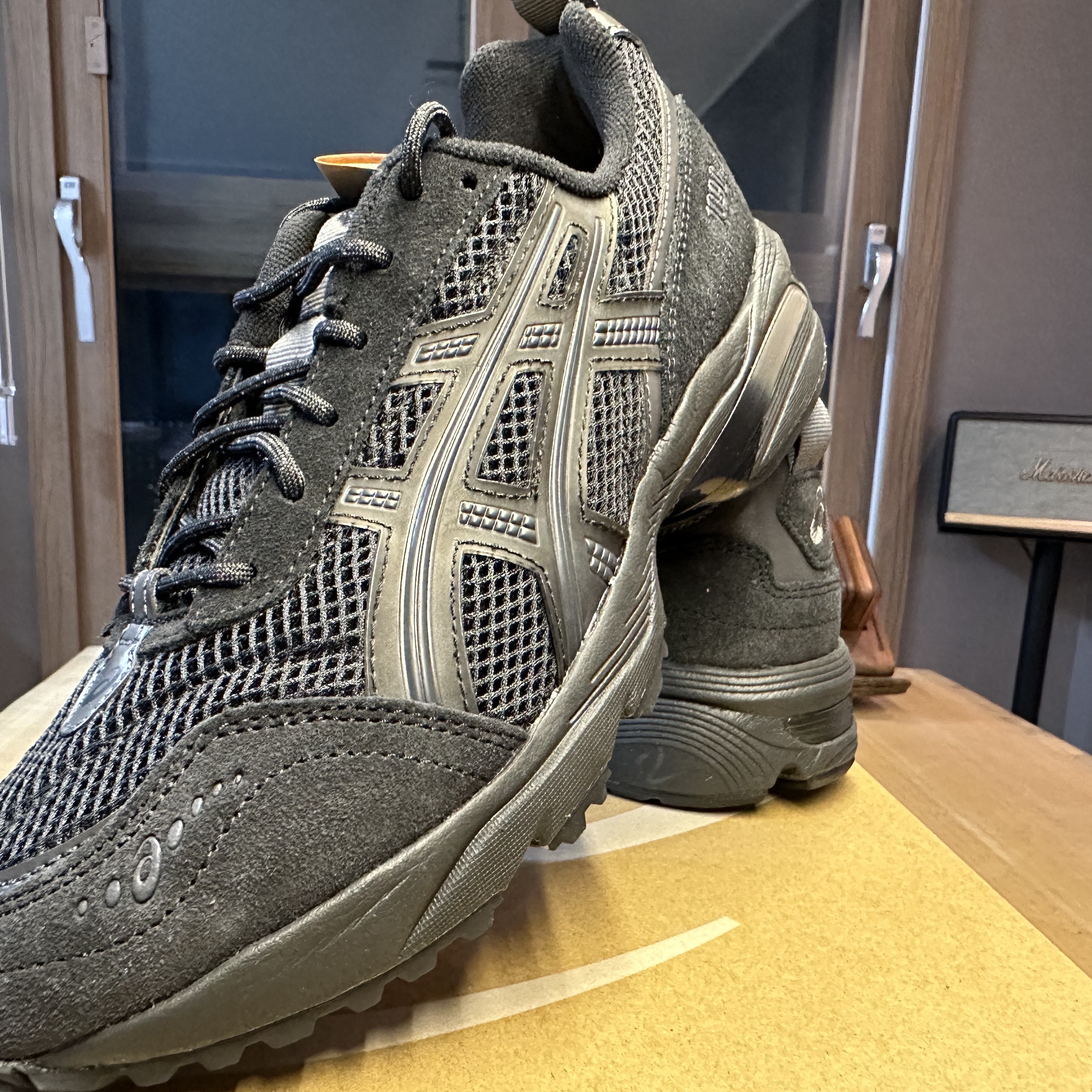 Asics Gel-1090 V2 Black 착용 스타일 - 3