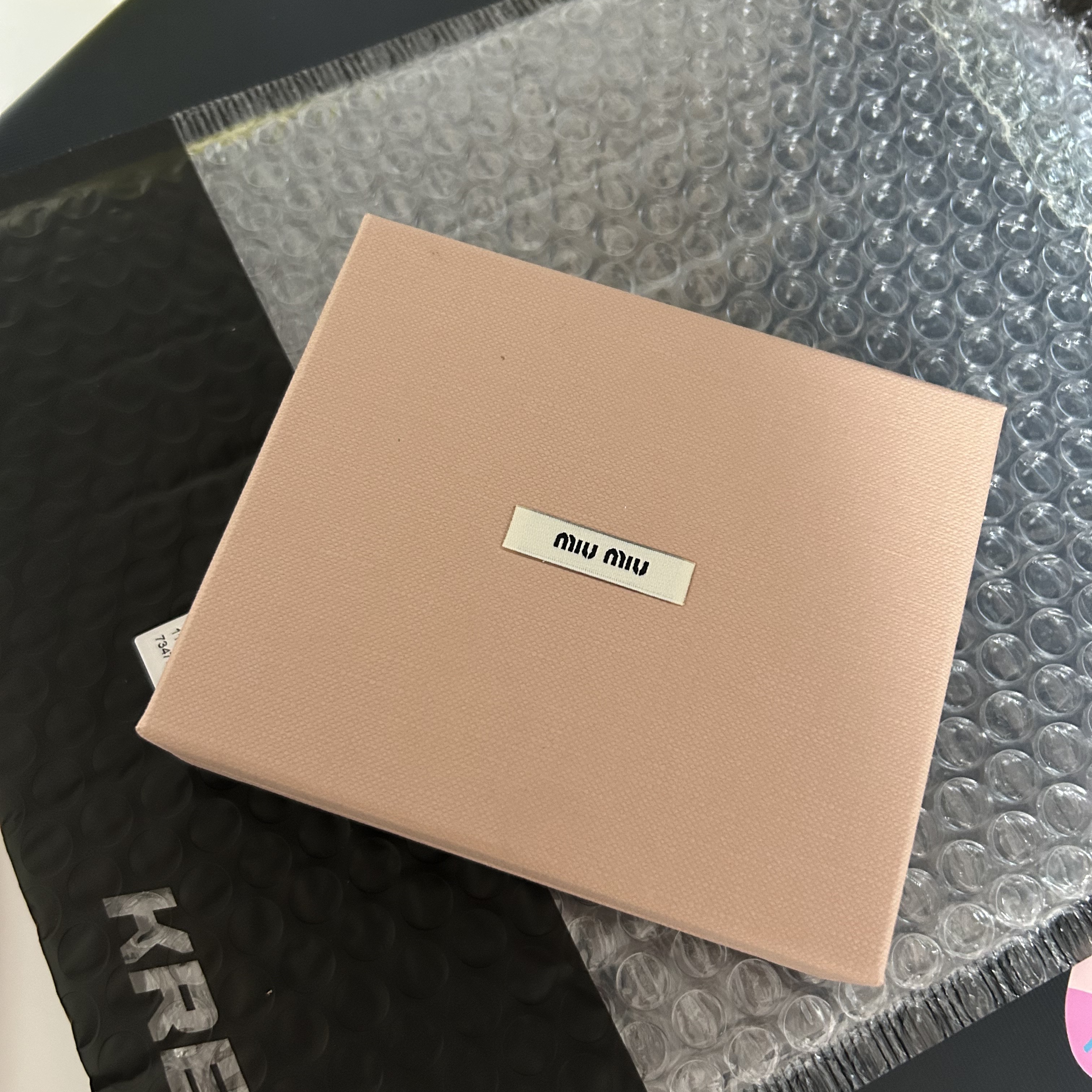 Miu Miu Matelasse Nappa Leather Card Holder Black 착용 스타일 - 2