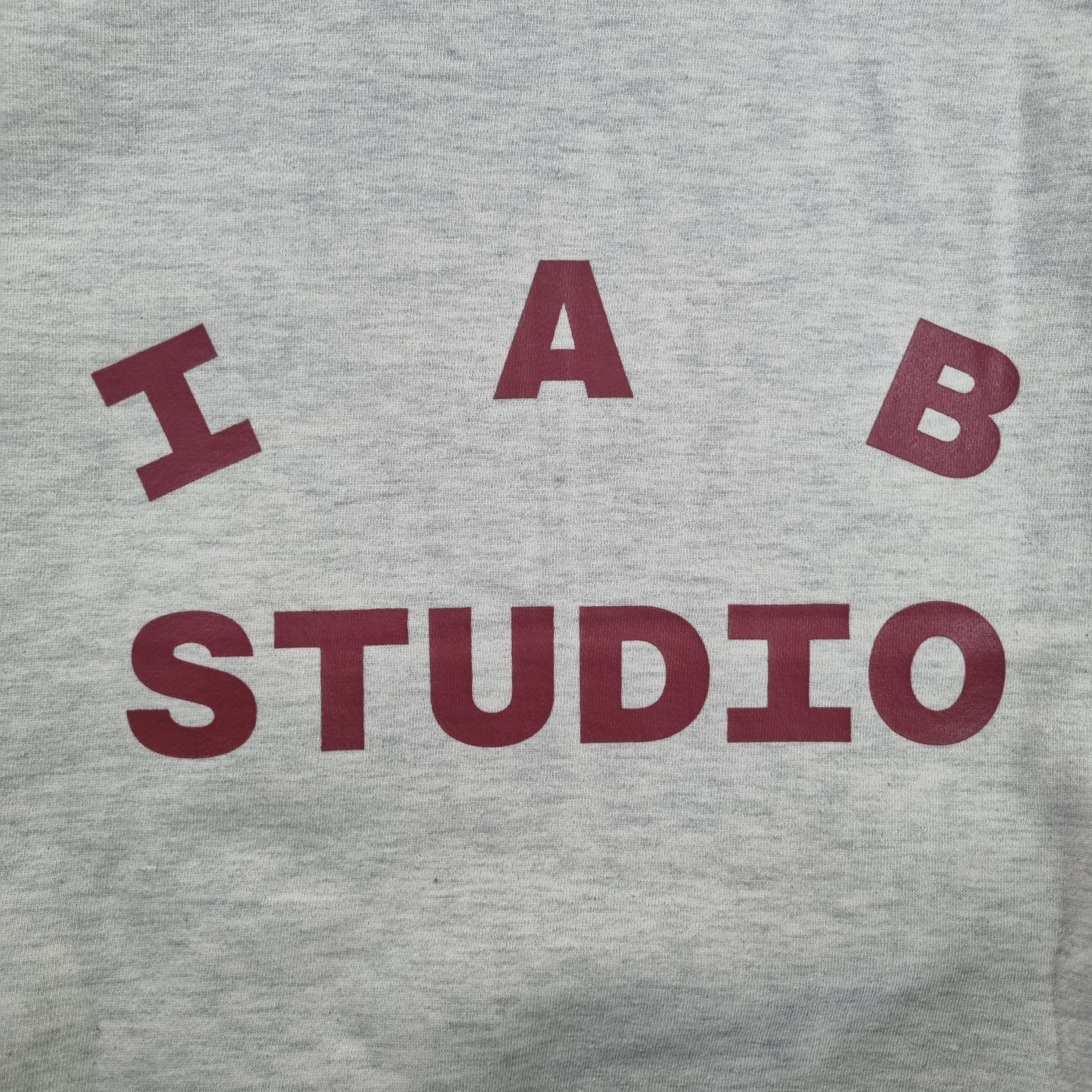 IAB Studio Half Zip-Up Oatmeal Burgundy 착용 스타일 - 2