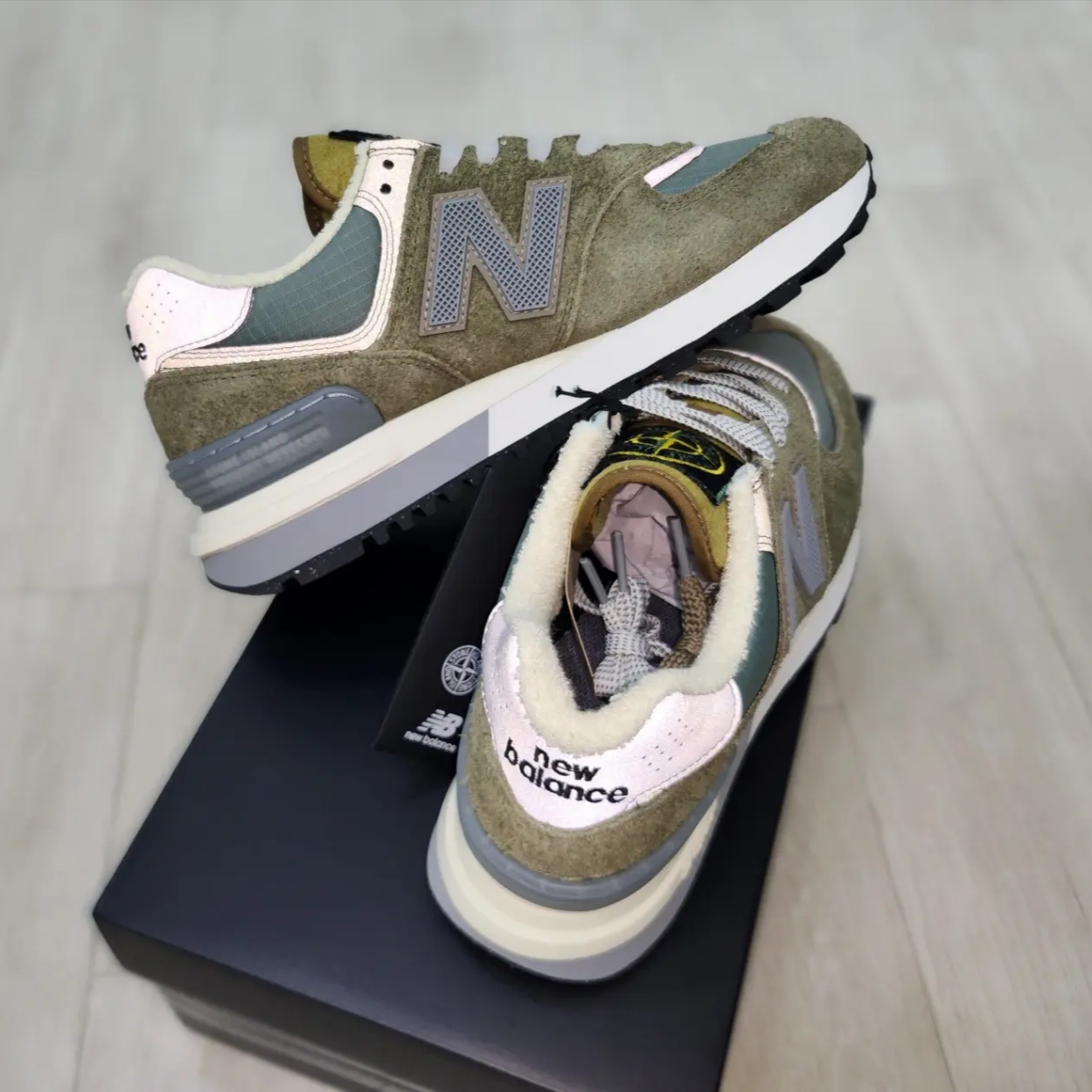 New Balance x Stone Island 574 Legacy Green 착용 스타일 - 5
