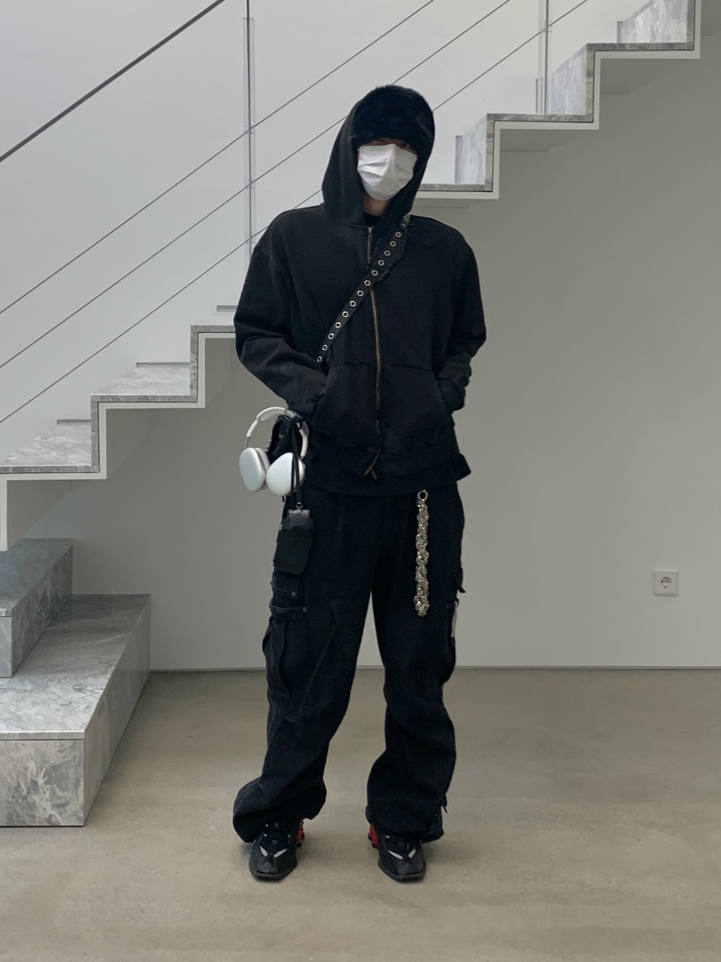 Apple AirPods Max Lightning Silver (Korean Ver.), Balenciaga Arena Lambskin Aged Silver Hardware Le Cagole XS Flap Bag Black 착용 스타일 - 1