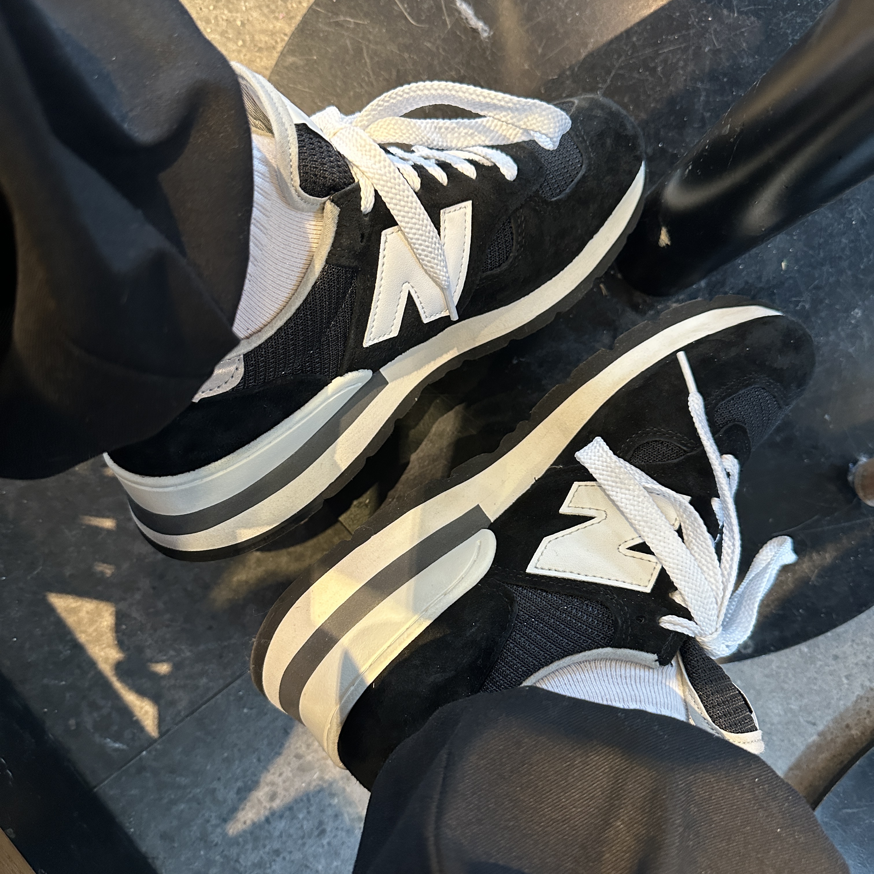 New Balance 990v1 Made in USA Black 착용 스타일 - 1