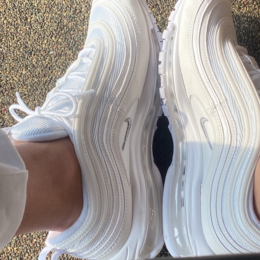 Nike Air Max 97 Triple White Wolf Grey 착용 스타일