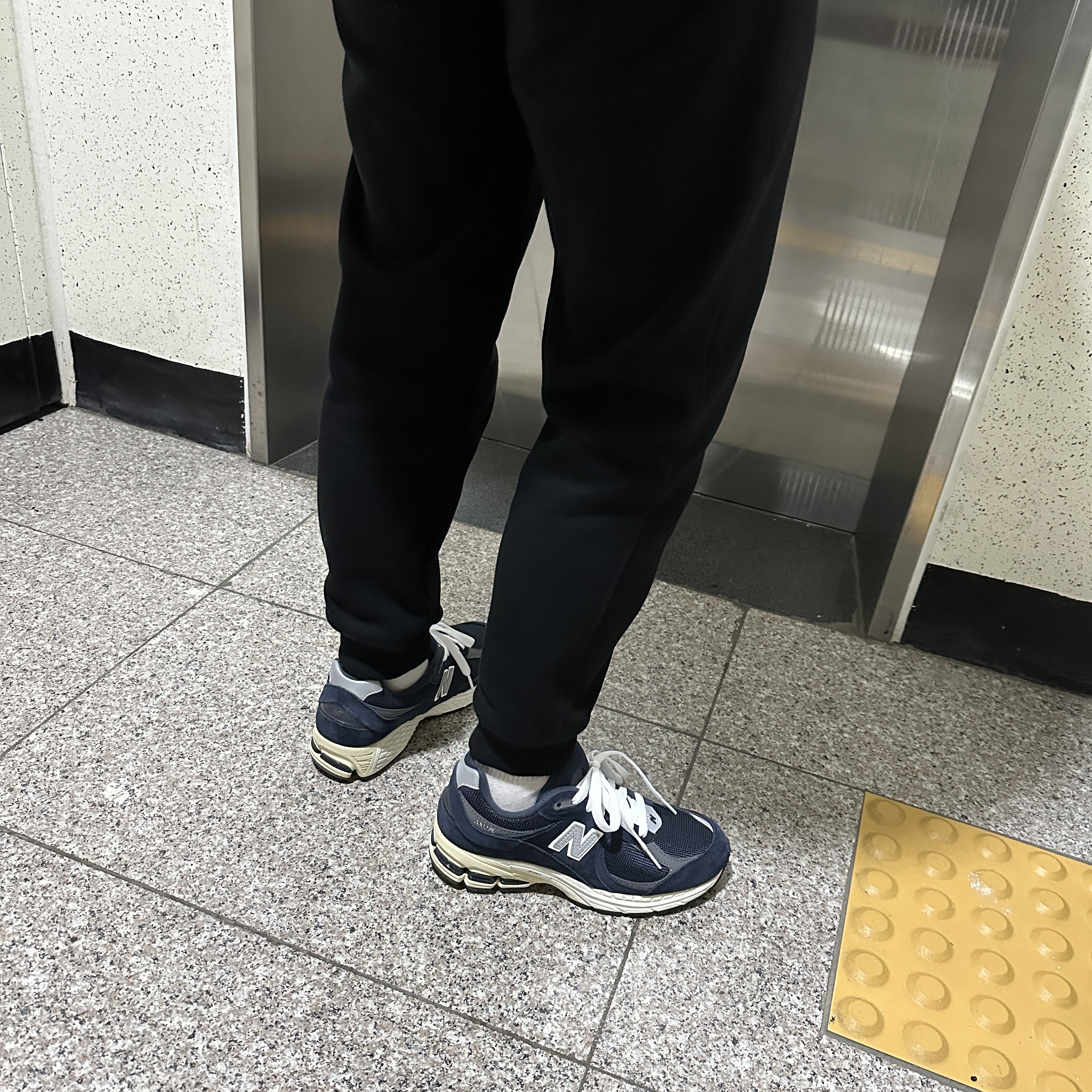 New Balance 2002R Eclipse Castlerock 착용 스타일