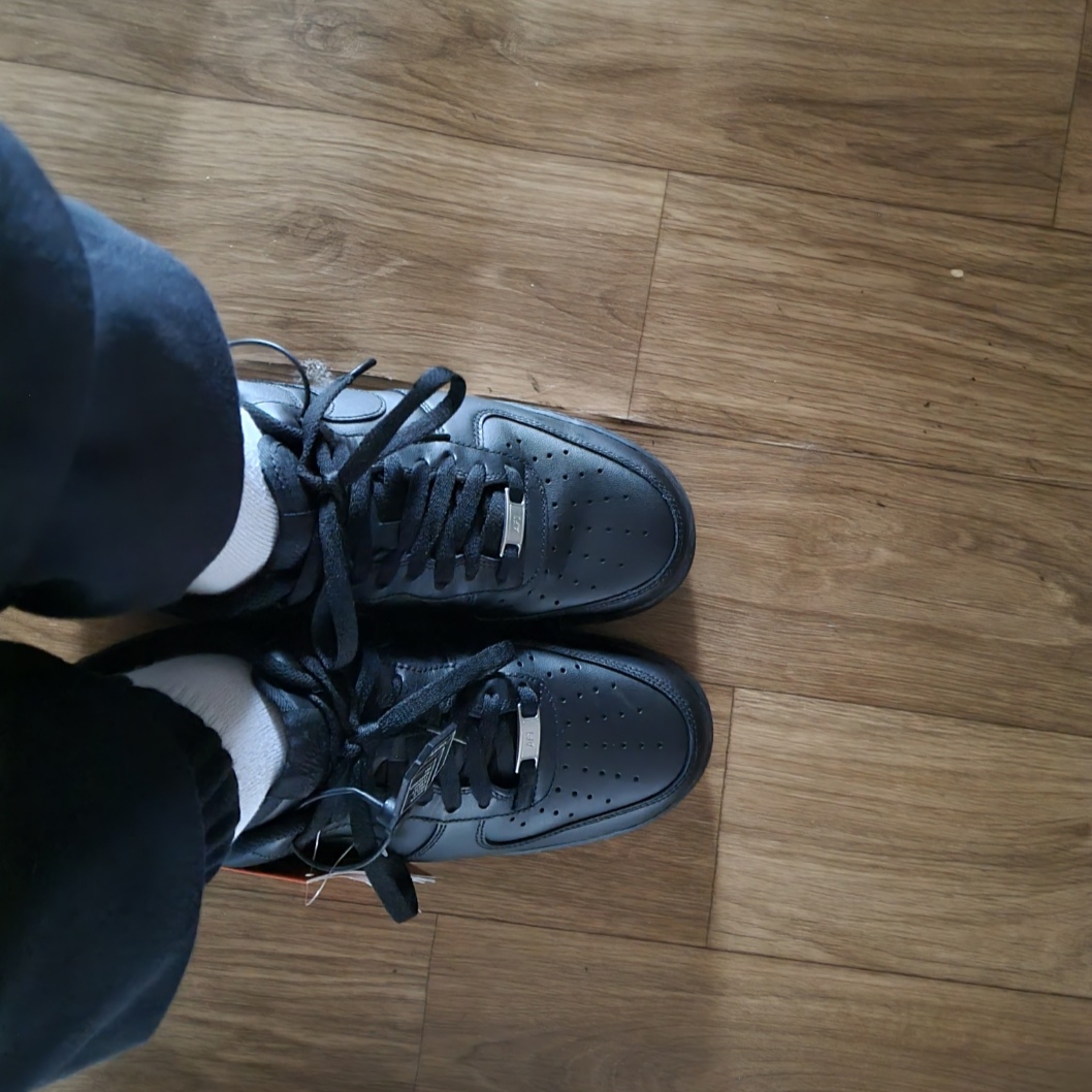 Nike Air Force 1 '07 Low Triple Black 착용 스타일