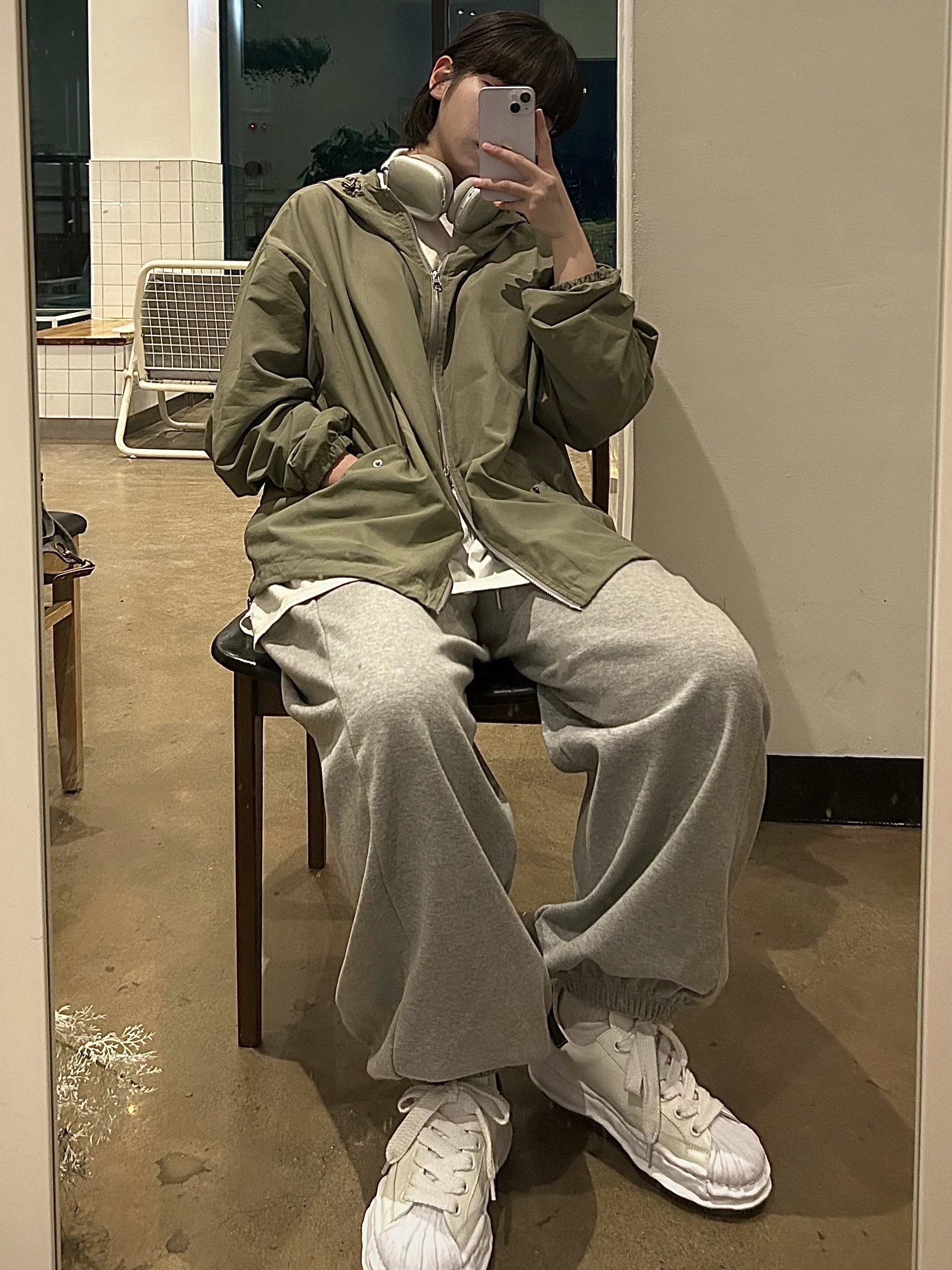 Maison Mihara Yasuhiro Blakey OG Sole Leather Low-top Sneakers White, Apple AirPods Max Lightning Silver (Korean Ver.) 착용 스타일