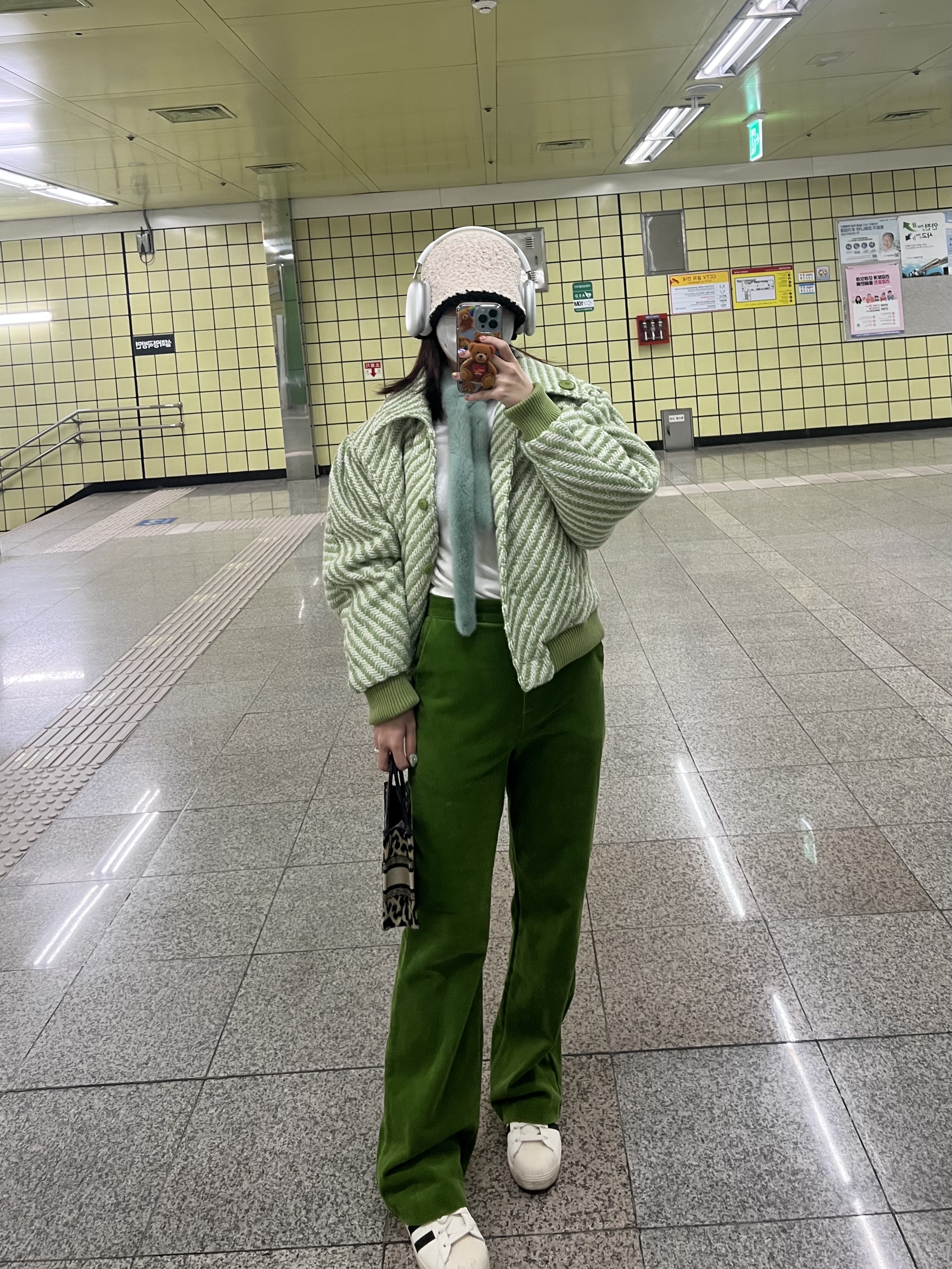 Adidas x Andre Saraiva Superstar Cream White Core Black, Apple AirPods Max Lightning Silver (Korean Ver.) 착용 스타일 - 3