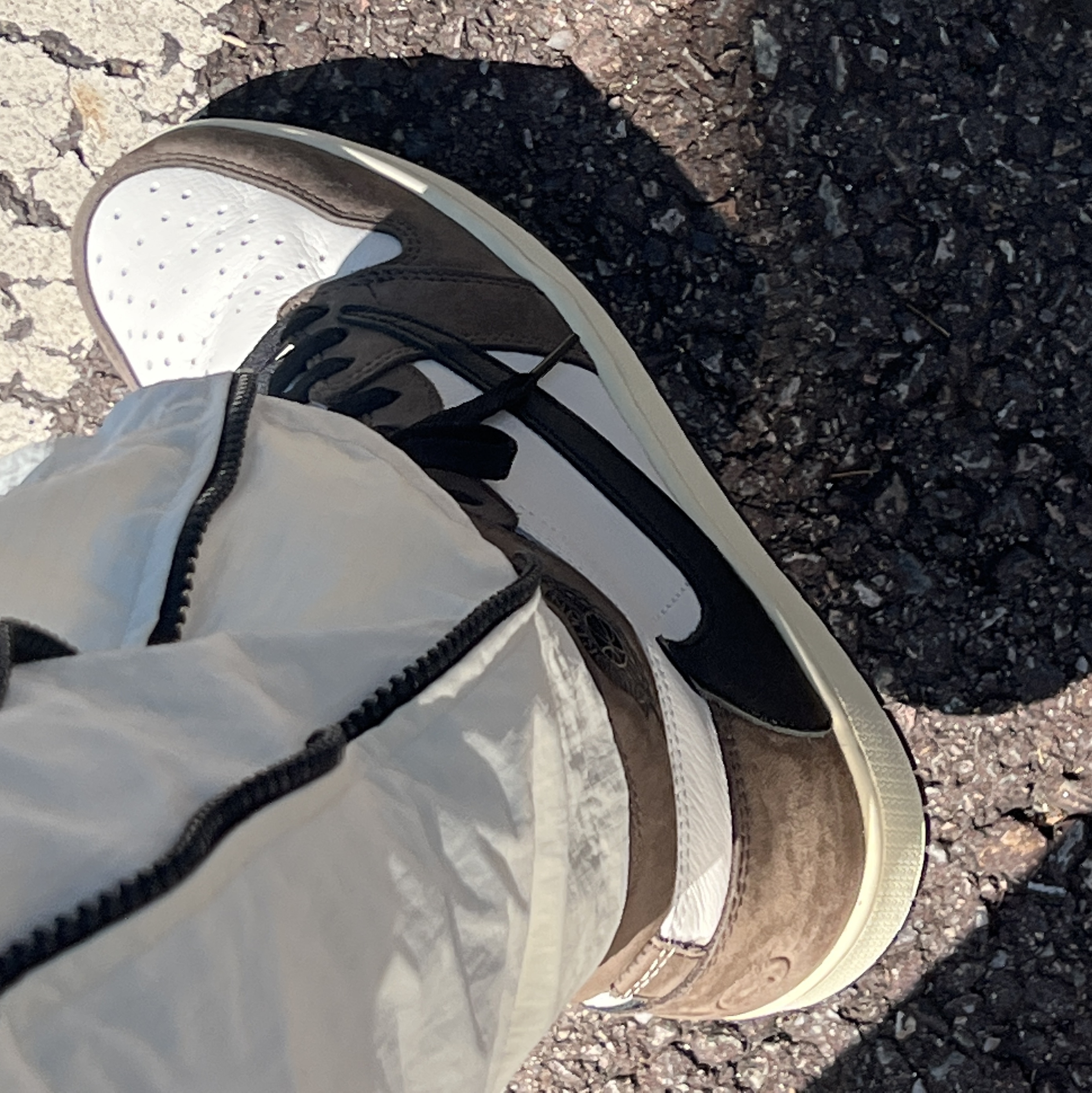Nike x Travis Scott Air Force 1 Low White, Jordan 1 x Travis Scott Retro High OG SP Mocha 착용 스타일 - 2