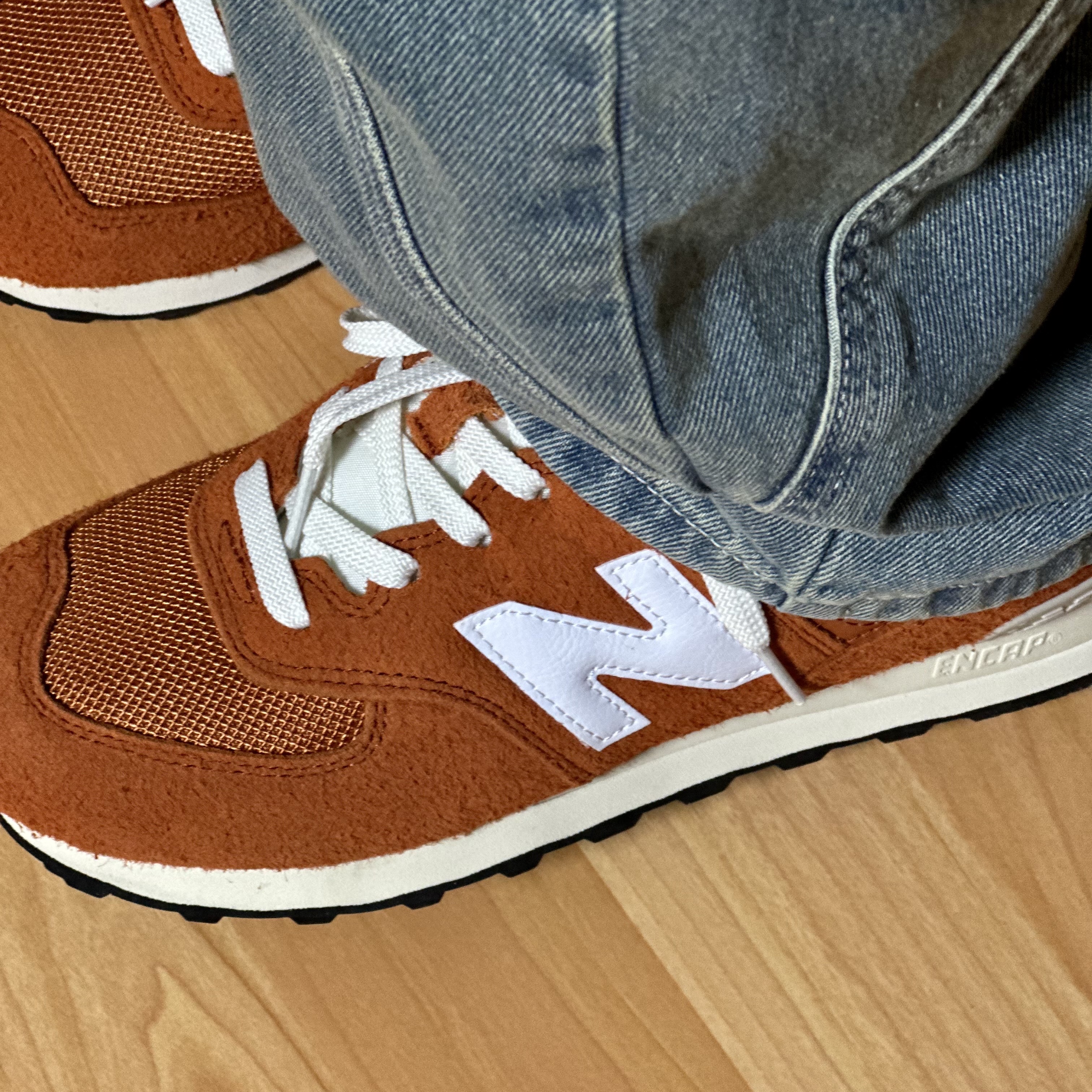 New Balance 574 Heritage Orange Burst White 착용 스타일 - 2