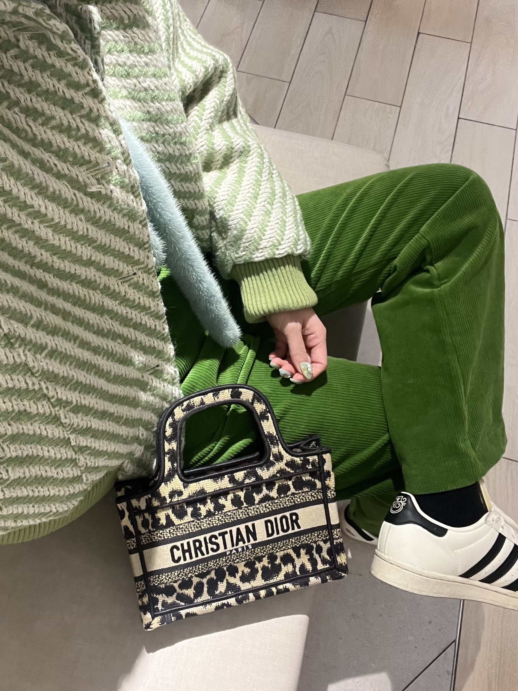 Adidas x Andre Saraiva Superstar Cream White Core Black, Apple AirPods Max Lightning Silver (Korean Ver.) 착용 스타일 - 5