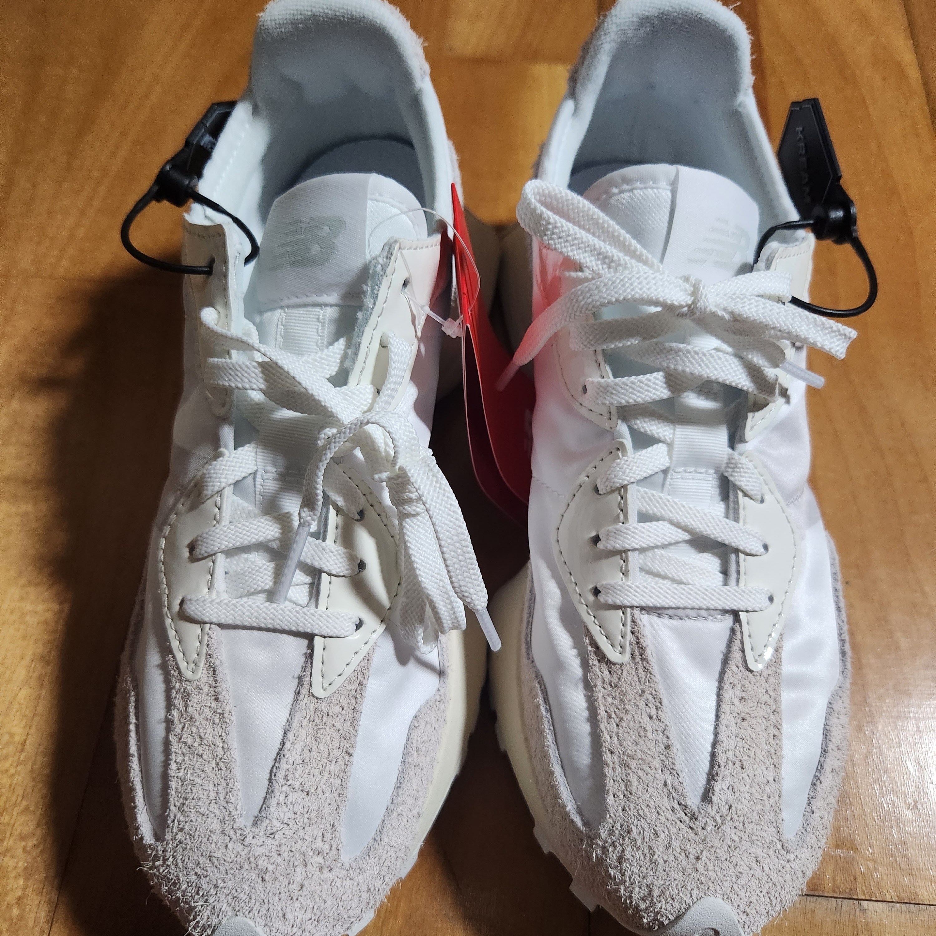 (W) New Balance 327 White Moonbeam 착용 스타일 - 1