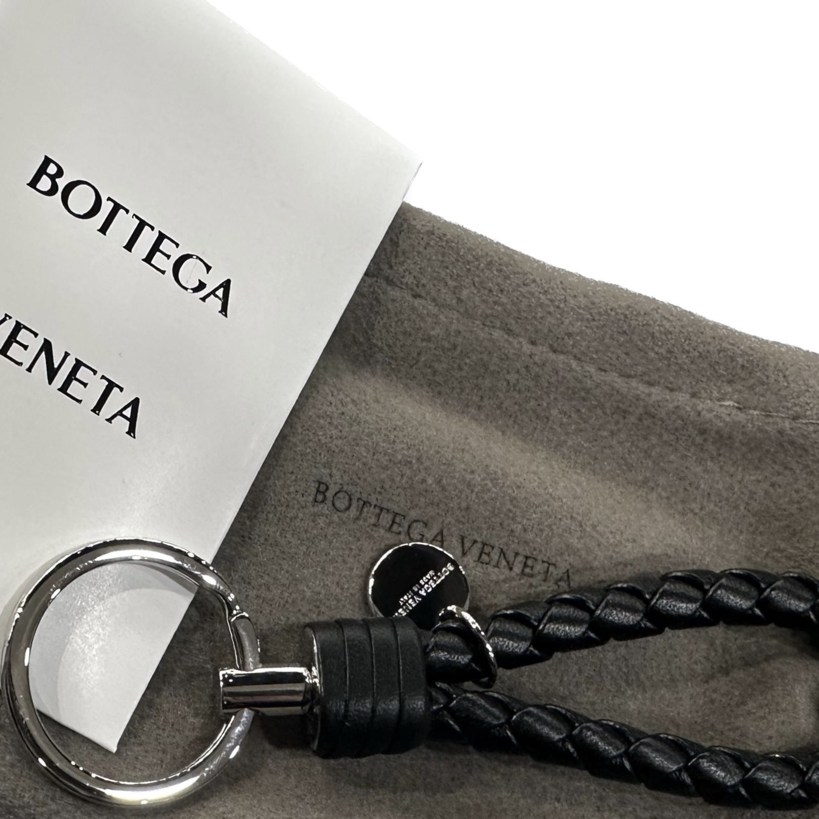 Bottega Veneta Logo Tag Keyring Black 착용 스타일