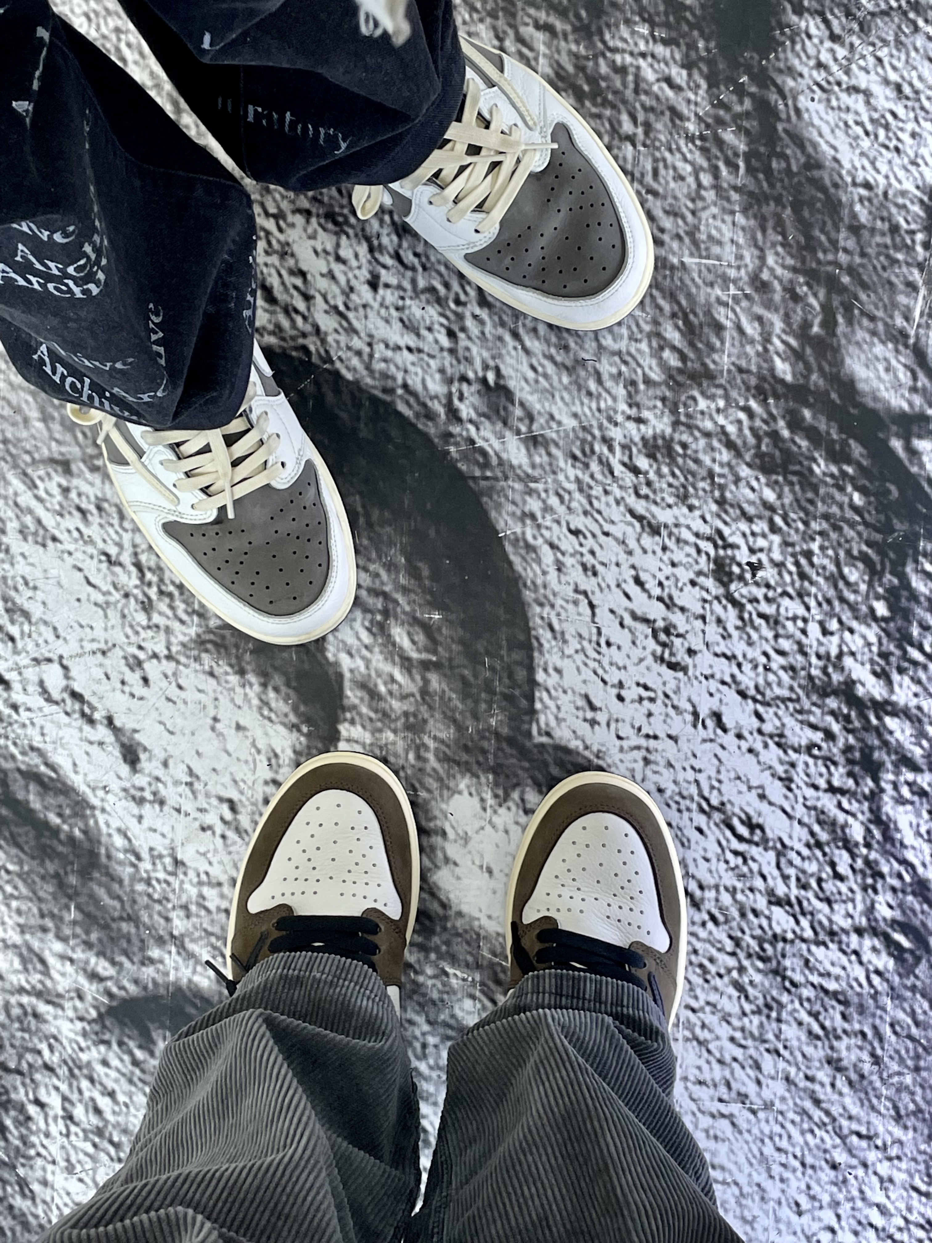 Jordan 1 x Travis Scott Retro Low OG SP Sail and Ridgerock, Jordan 1 x Travis Scott Retro High OG SP Mocha 착용 스타일