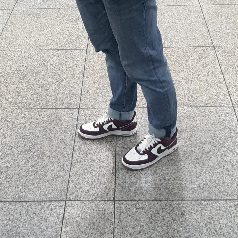 Nike Air Force 1 '07 LV8 Night Maroon 착용 스타일