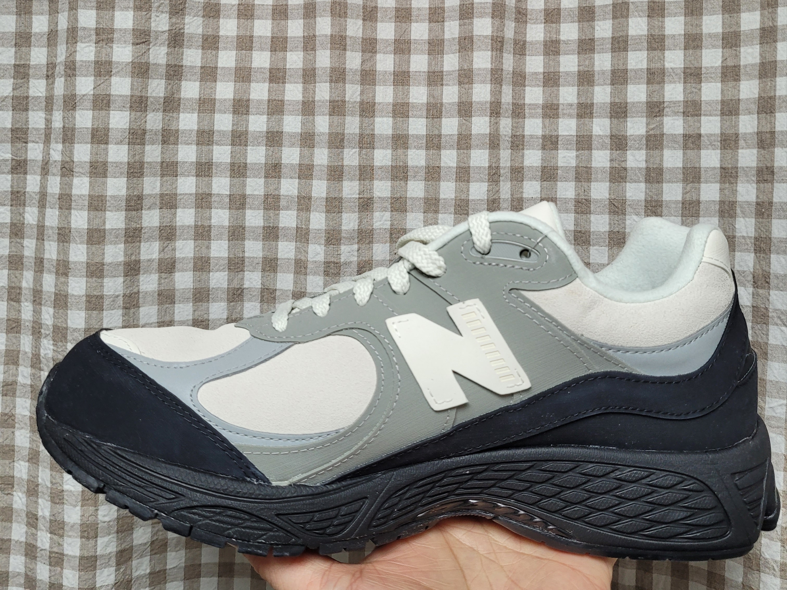 New Balance x The Basement 2002R Stone Grey 착용 스타일 - 3