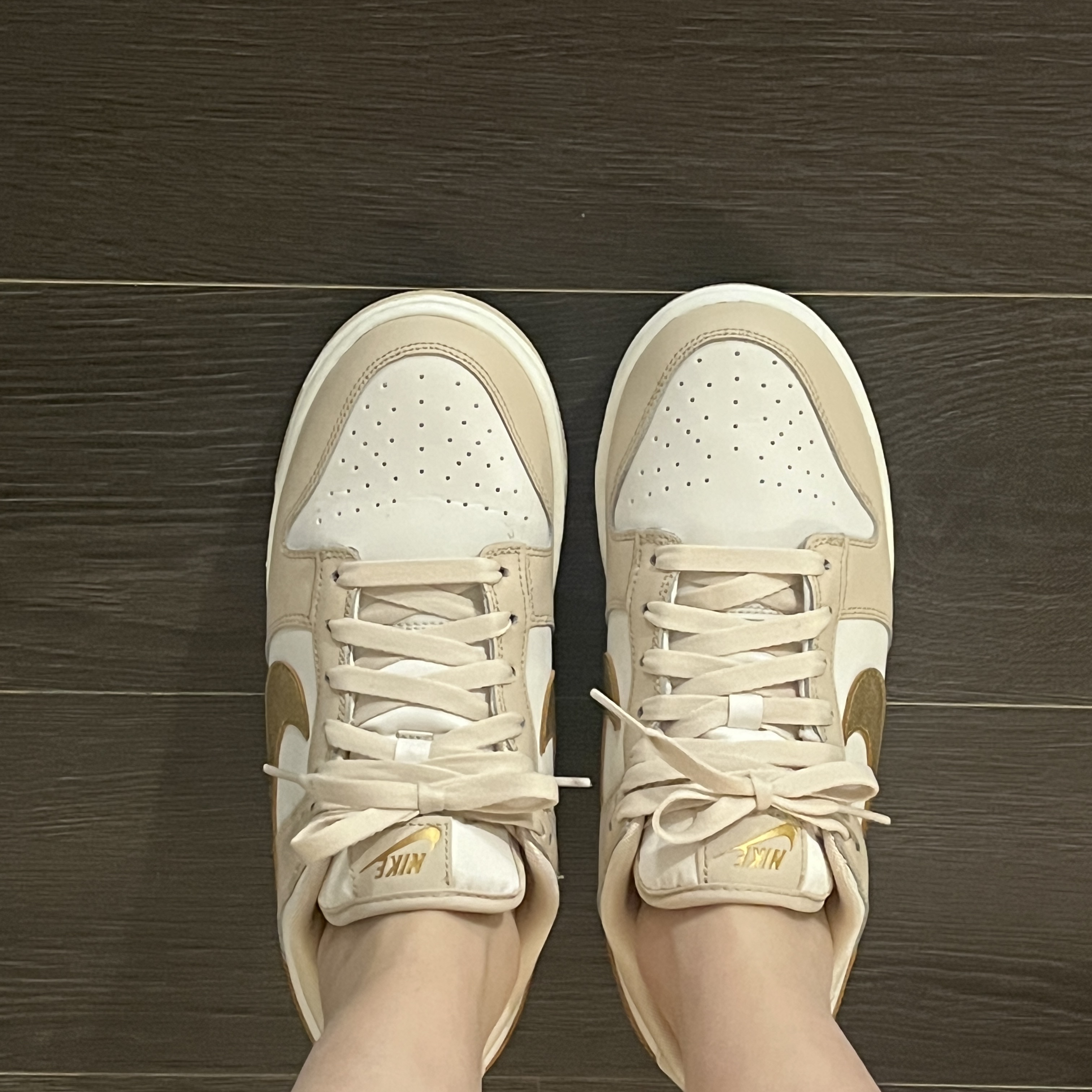 (W) Nike Dunk Low Sanddrift Metallic Gold 착용 스타일 - 2