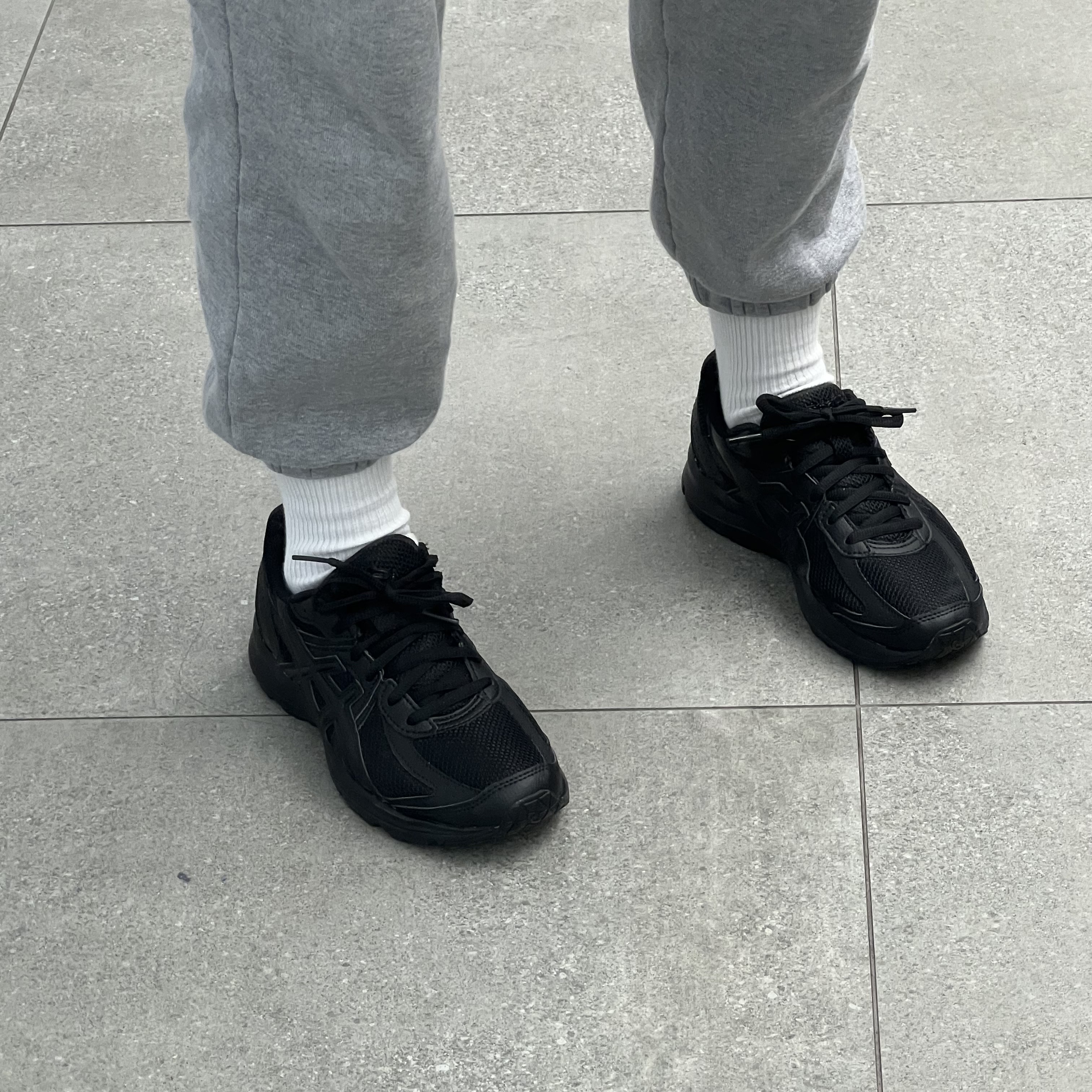 Asics Jog 100 S Black - 2E Wide 착용 스타일 - 1