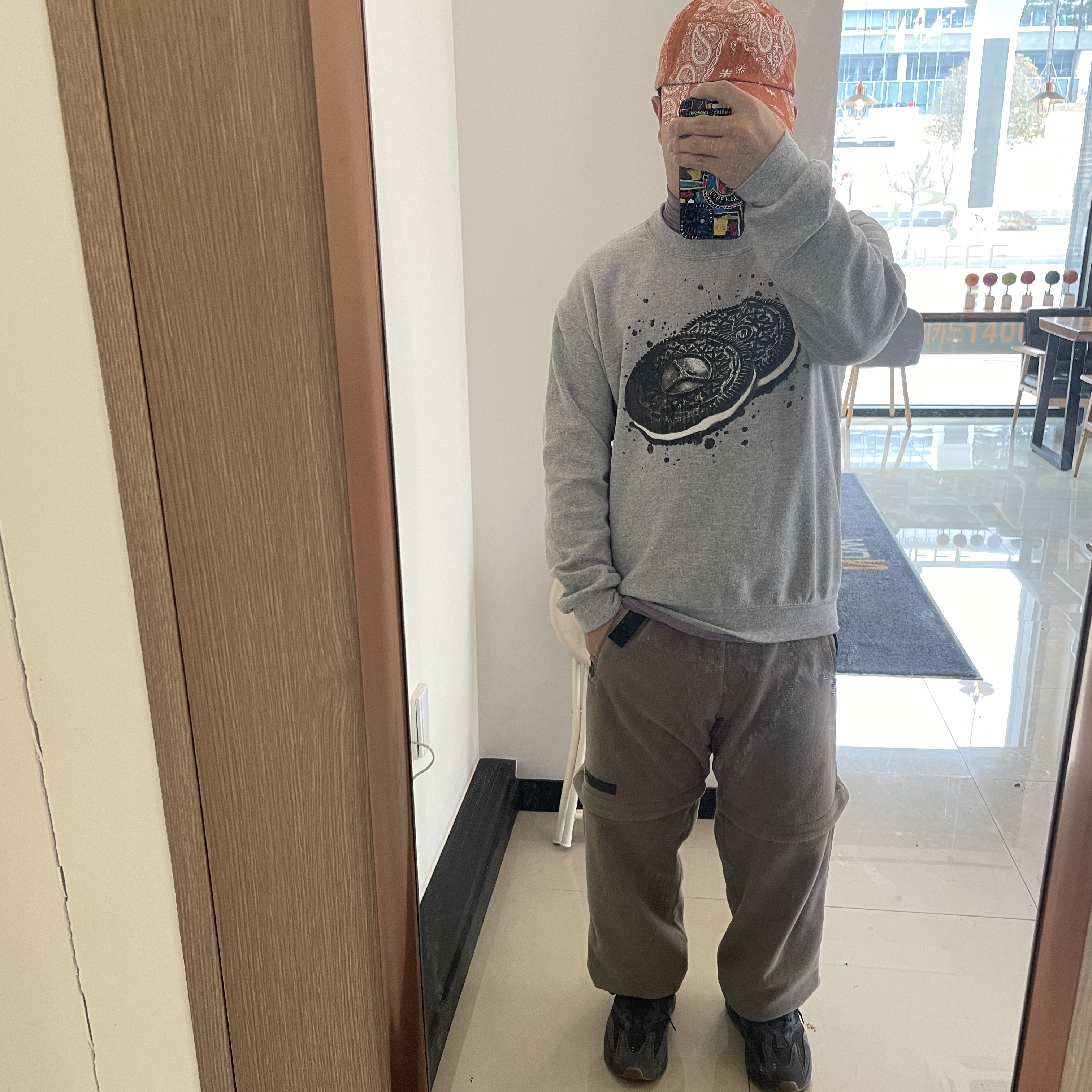 Adidas Yeezy Boost 700 Utility Black 착용 스타일