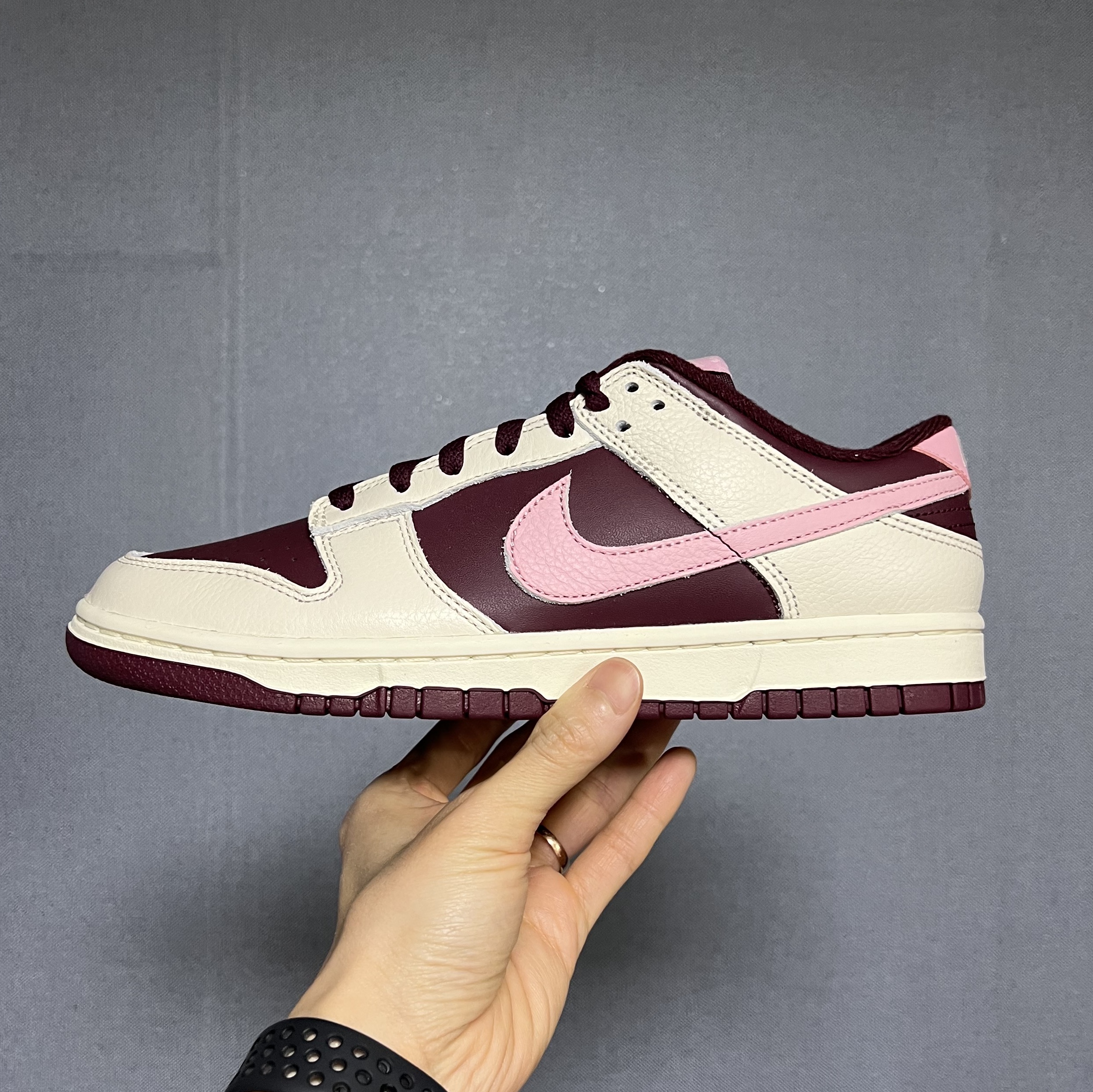NIke Dunk Low Retro Night Maroon and Medium Soft Pink 착용 스타일 - 3
