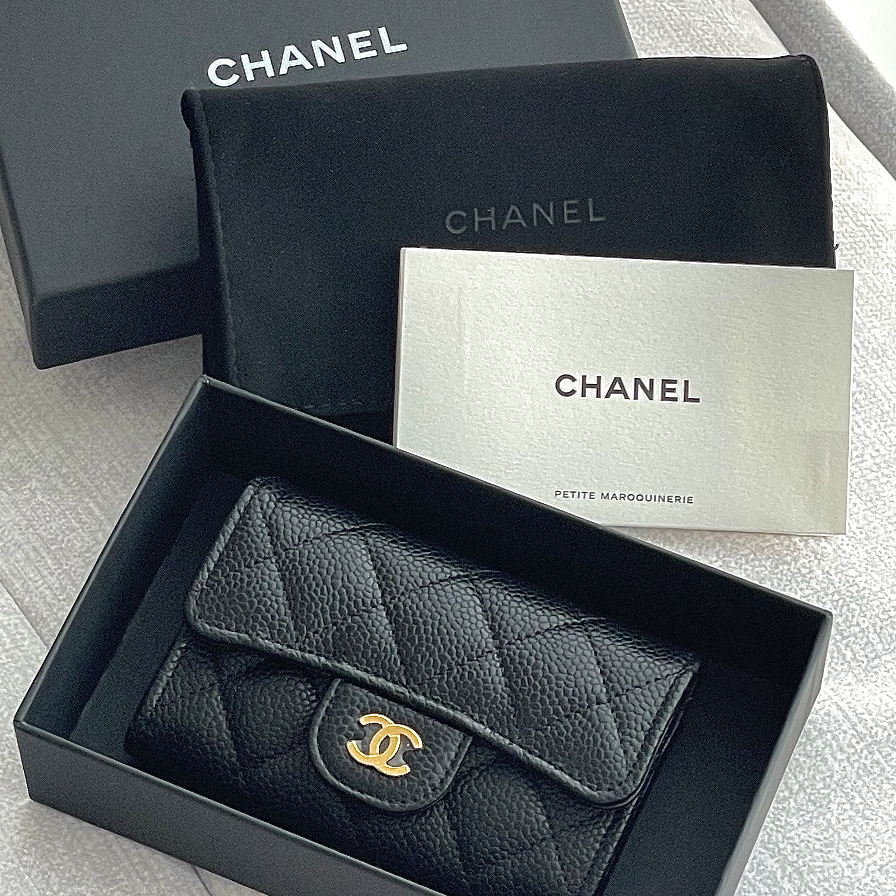 Chanel Classic Card Holder Grained Calfskin & Gold Black 착용 스타일